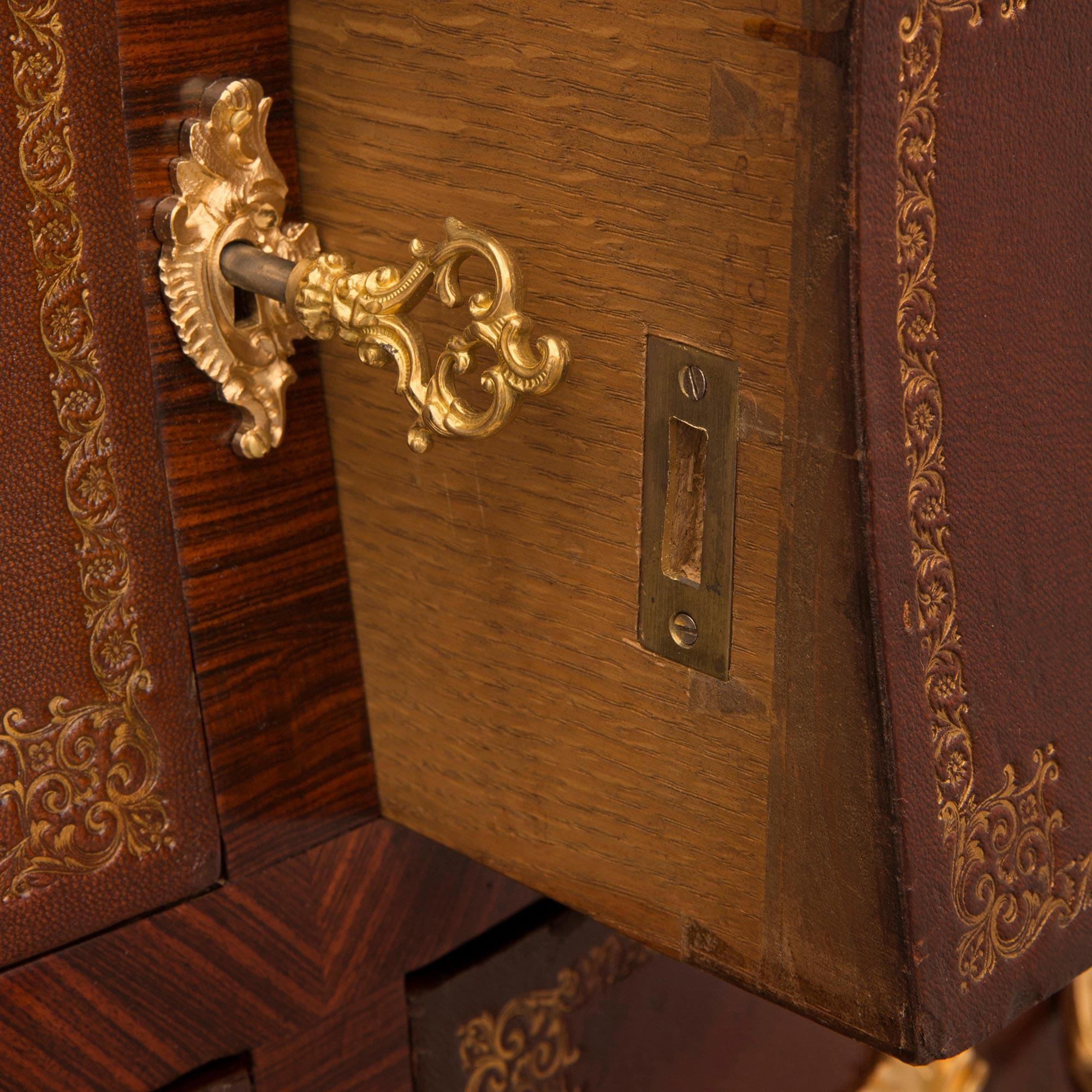 Commode francese del XIX secolo in legno di Re, cuoio, ormolu e marmo di St. in vendita 2