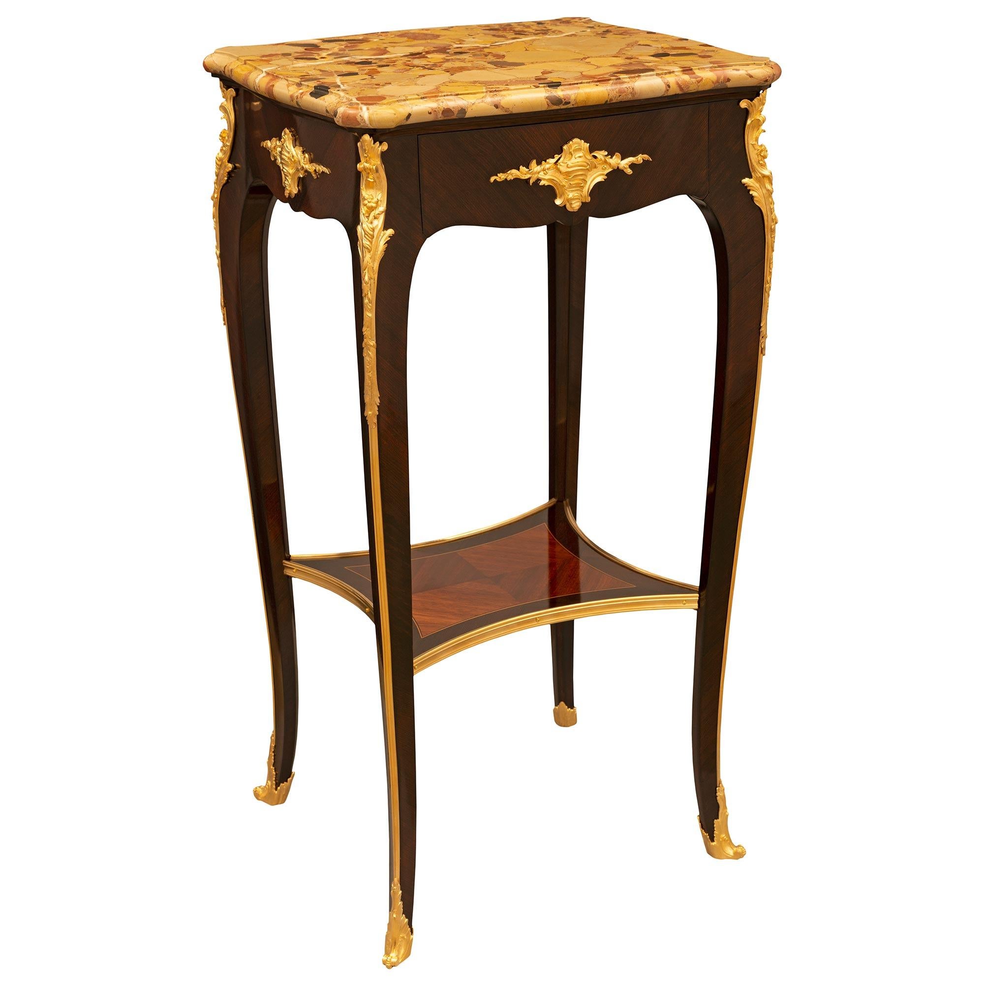 Français Table d'appoint Louis XV du 19ème siècle en bois de roi, bronze doré et brèche d'Alep. en vente