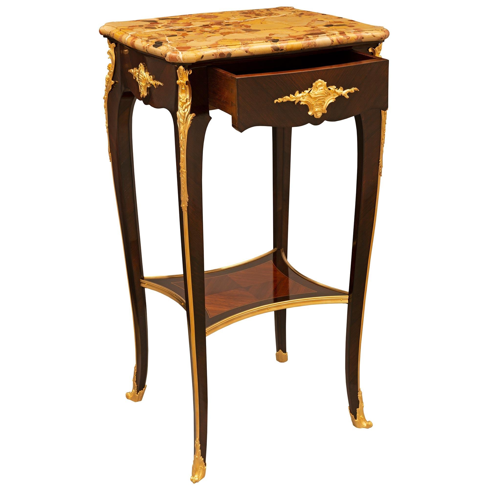 Table d'appoint Louis XV du 19ème siècle en bois de roi, bronze doré et brèche d'Alep. Bon état - En vente à West Palm Beach, FL