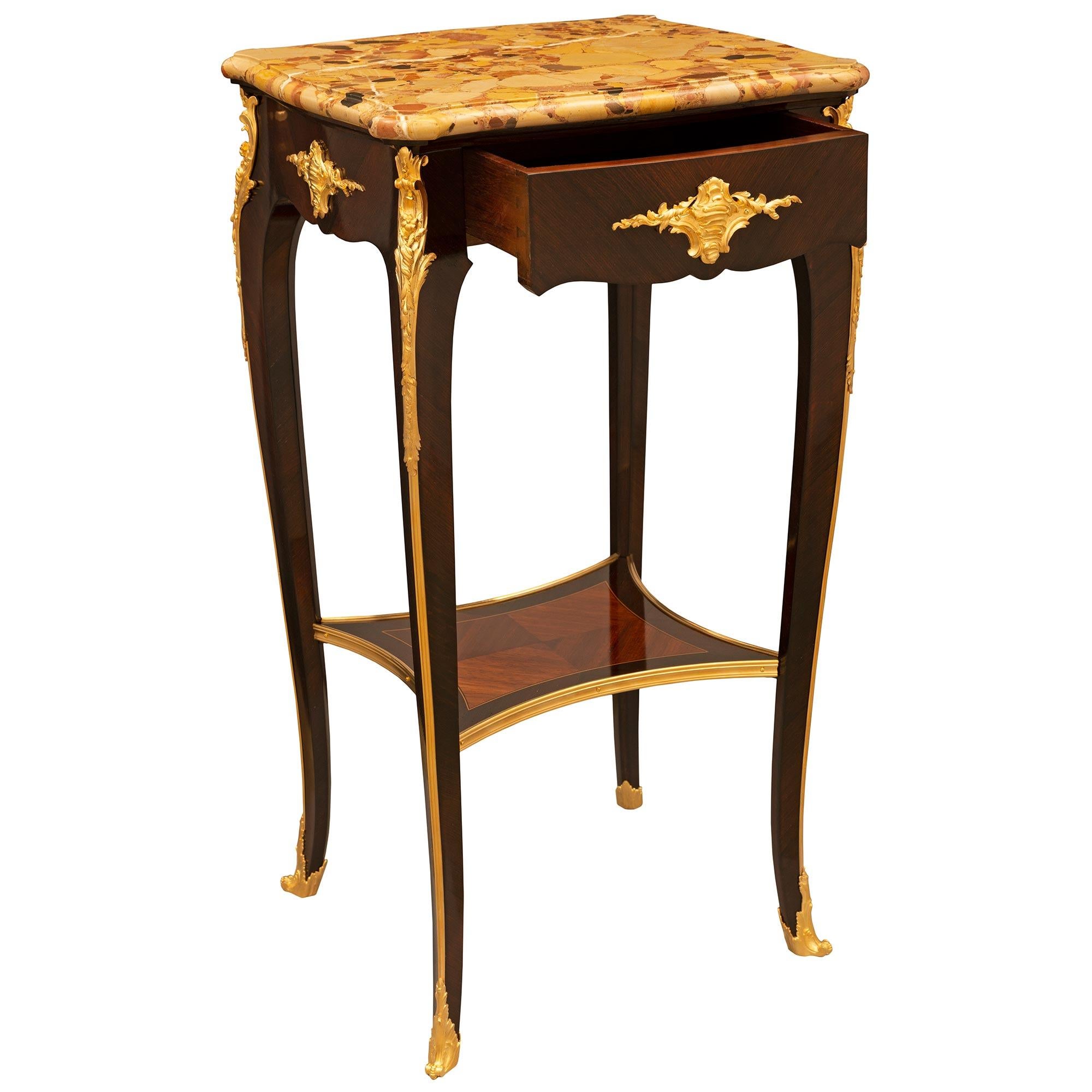 Tavolino francese del XIX secolo Luigi XV in legno di Re, Ormolu e Brèche D'alep In condizioni buone in vendita a West Palm Beach, FL