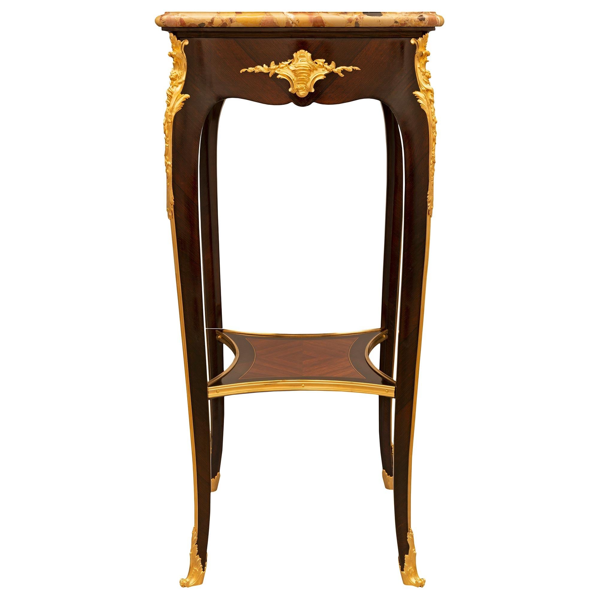 XIXe siècle Table d'appoint Louis XV du 19ème siècle en bois de roi, bronze doré et brèche d'Alep. en vente