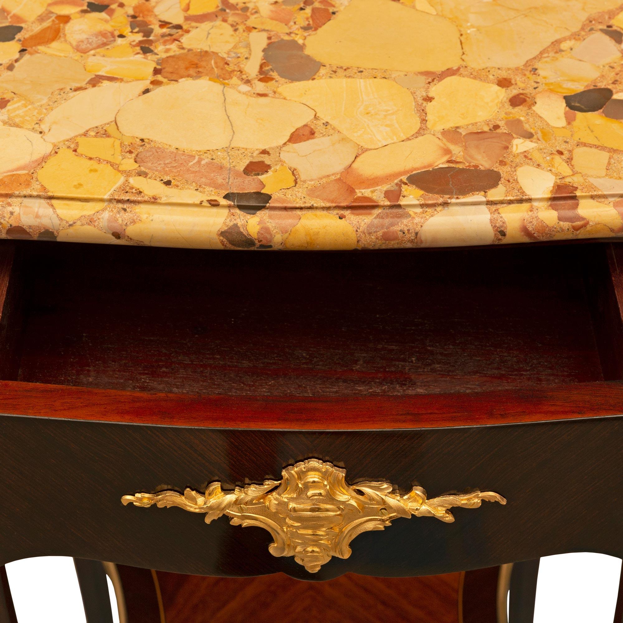 Table d'appoint Louis XV du 19ème siècle en bois de roi, bronze doré et brèche d'Alep. en vente 1