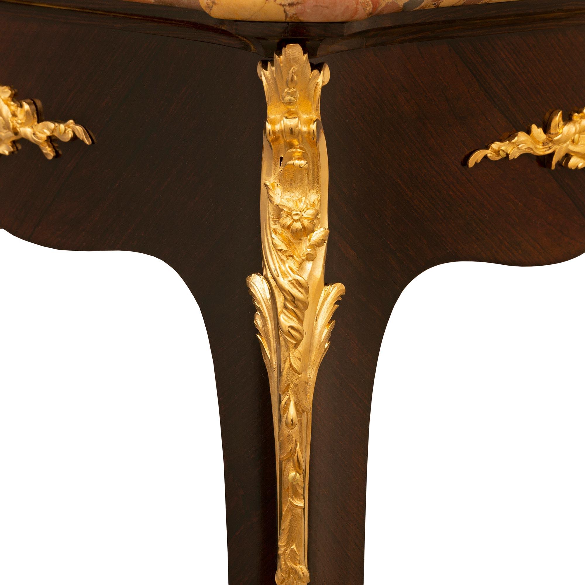 Table d'appoint Louis XV du 19ème siècle en bois de roi, bronze doré et brèche d'Alep. en vente 2