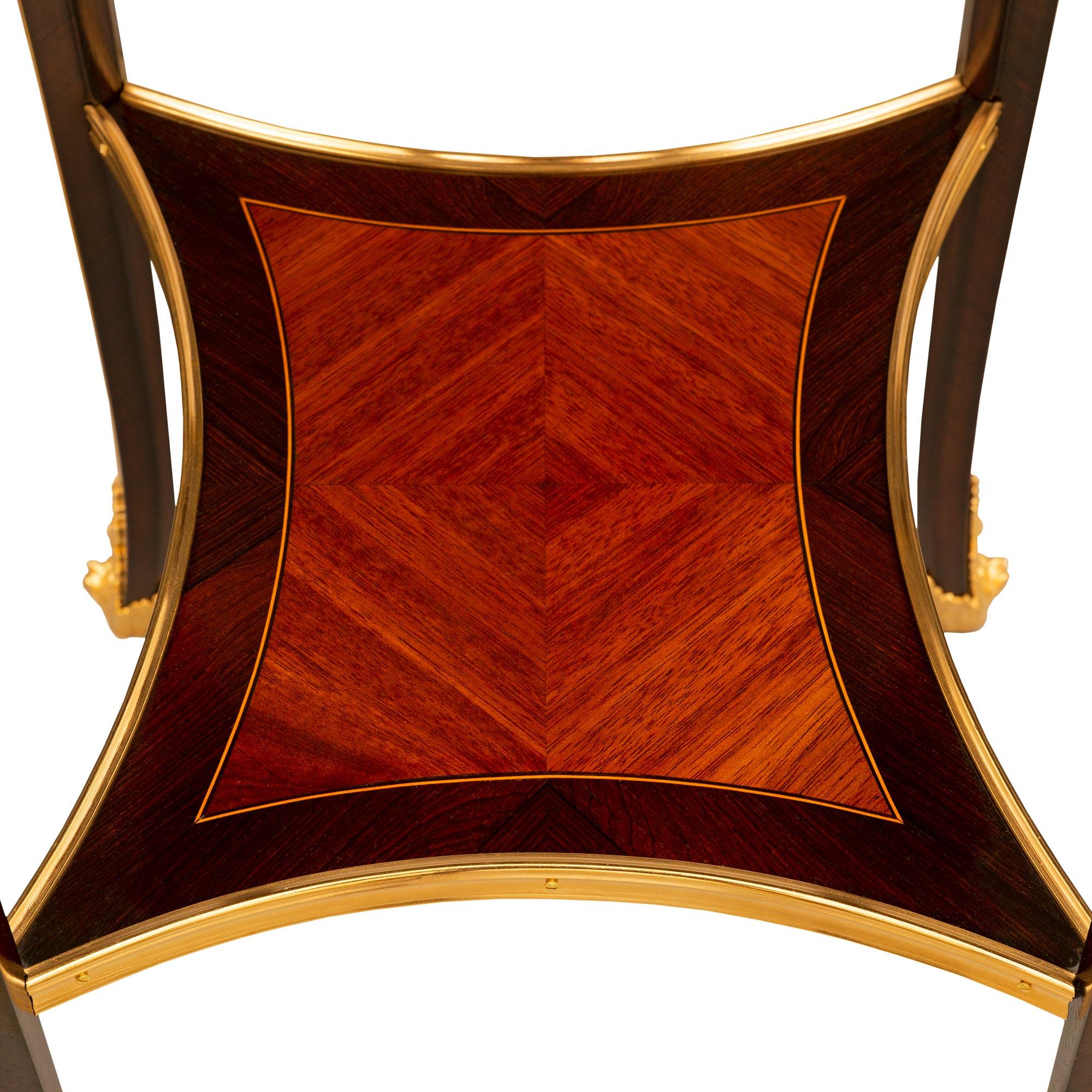 Table d'appoint Louis XV du 19ème siècle en bois de roi, bronze doré et brèche d'Alep. en vente 3
