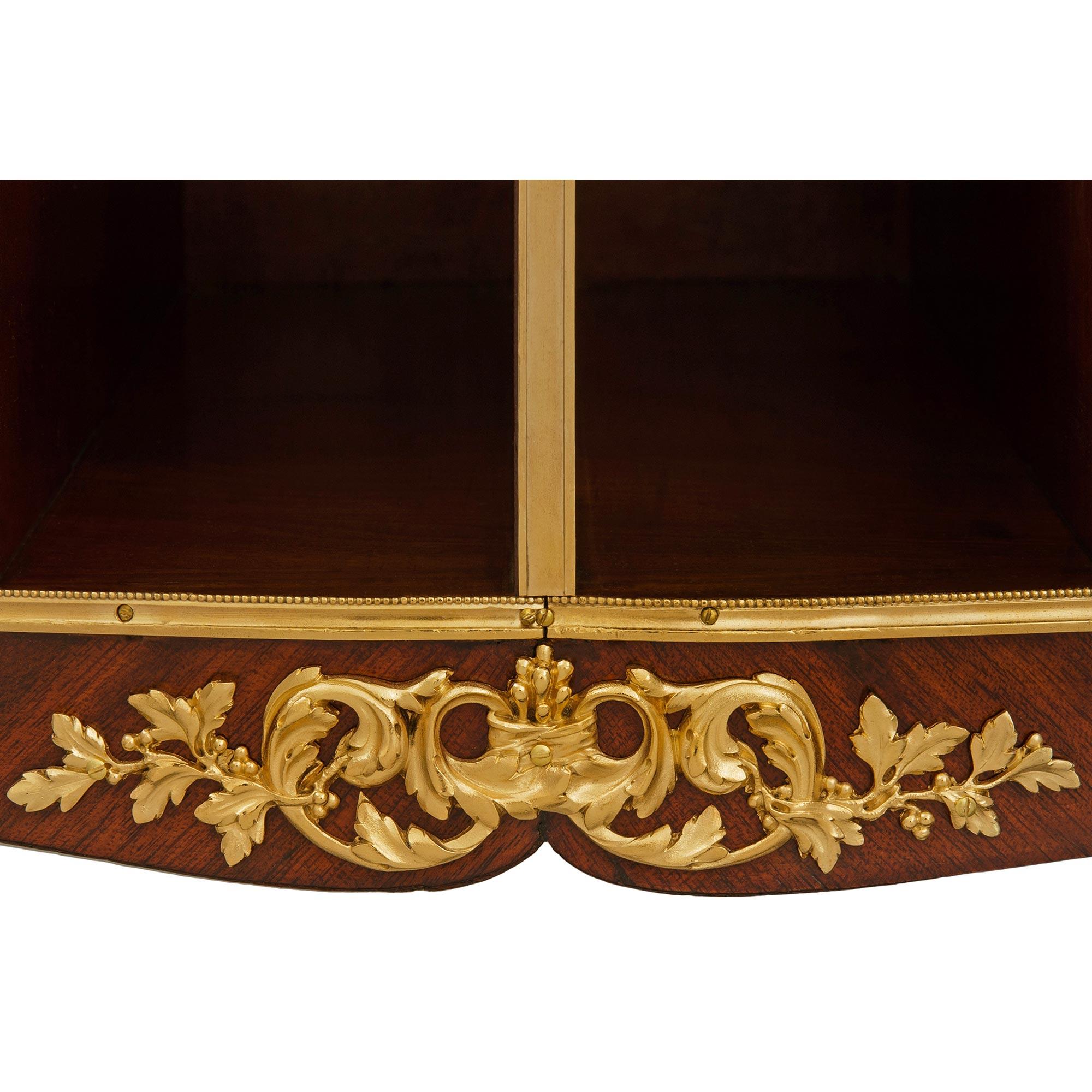 Table d'appoint française du XIXe siècle de style Louis XV en bois de roi, bronze doré et marbre en vente 5