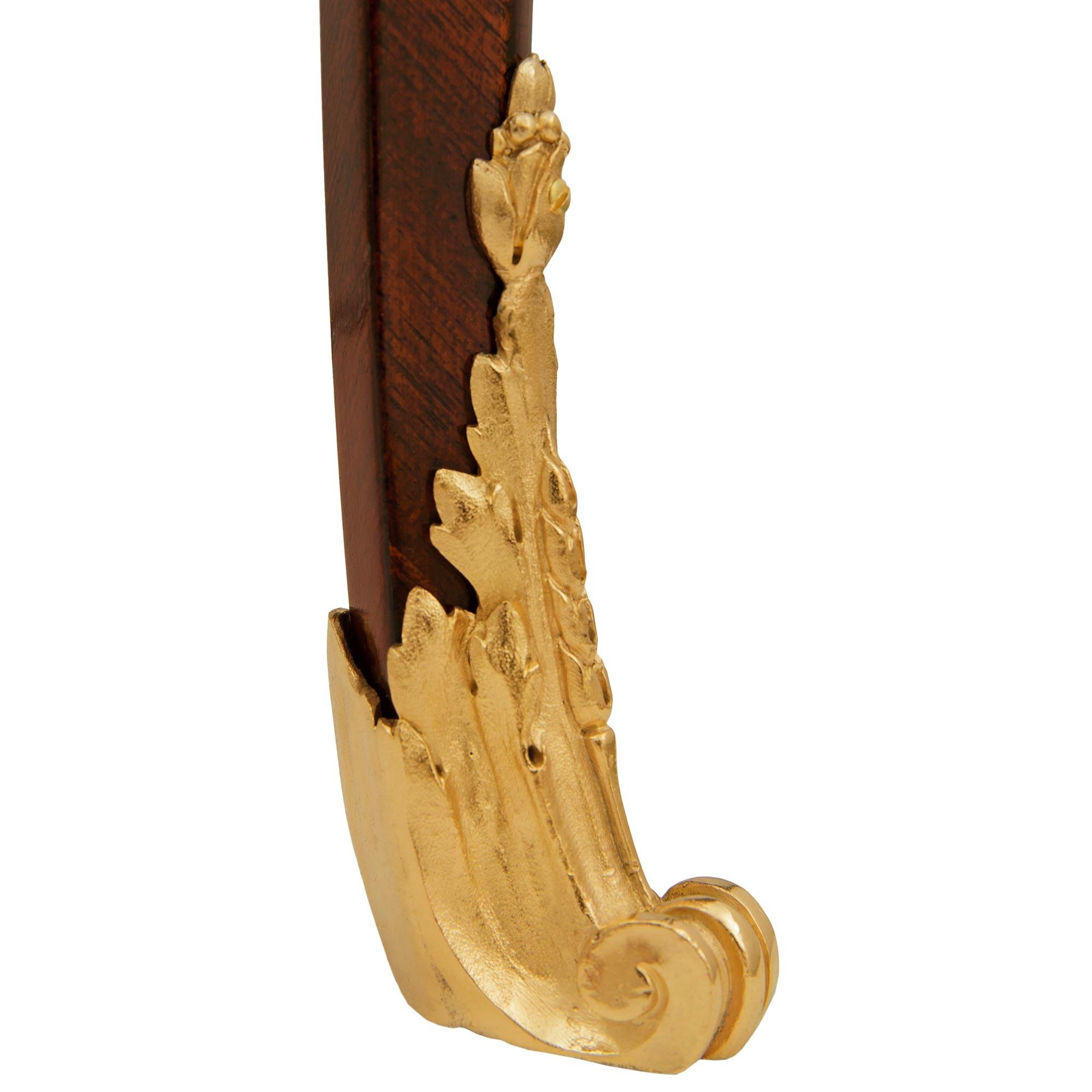 Table d'appoint française du XIXe siècle de style Louis XV en bois de roi, bronze doré et marbre en vente 6