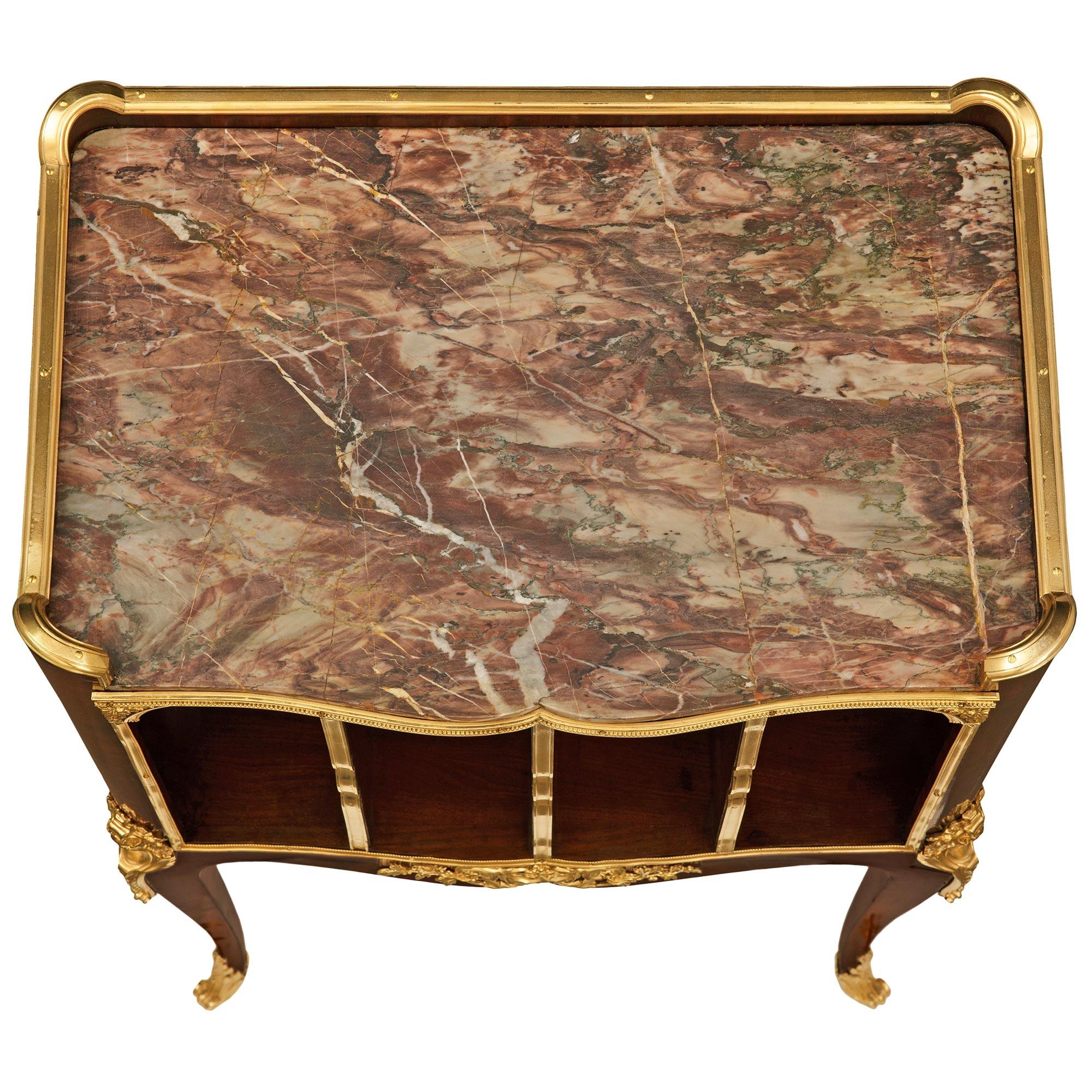 Table d'appoint française du XIXe siècle de style Louis XV en bois de roi, bronze doré et marbre en vente 7