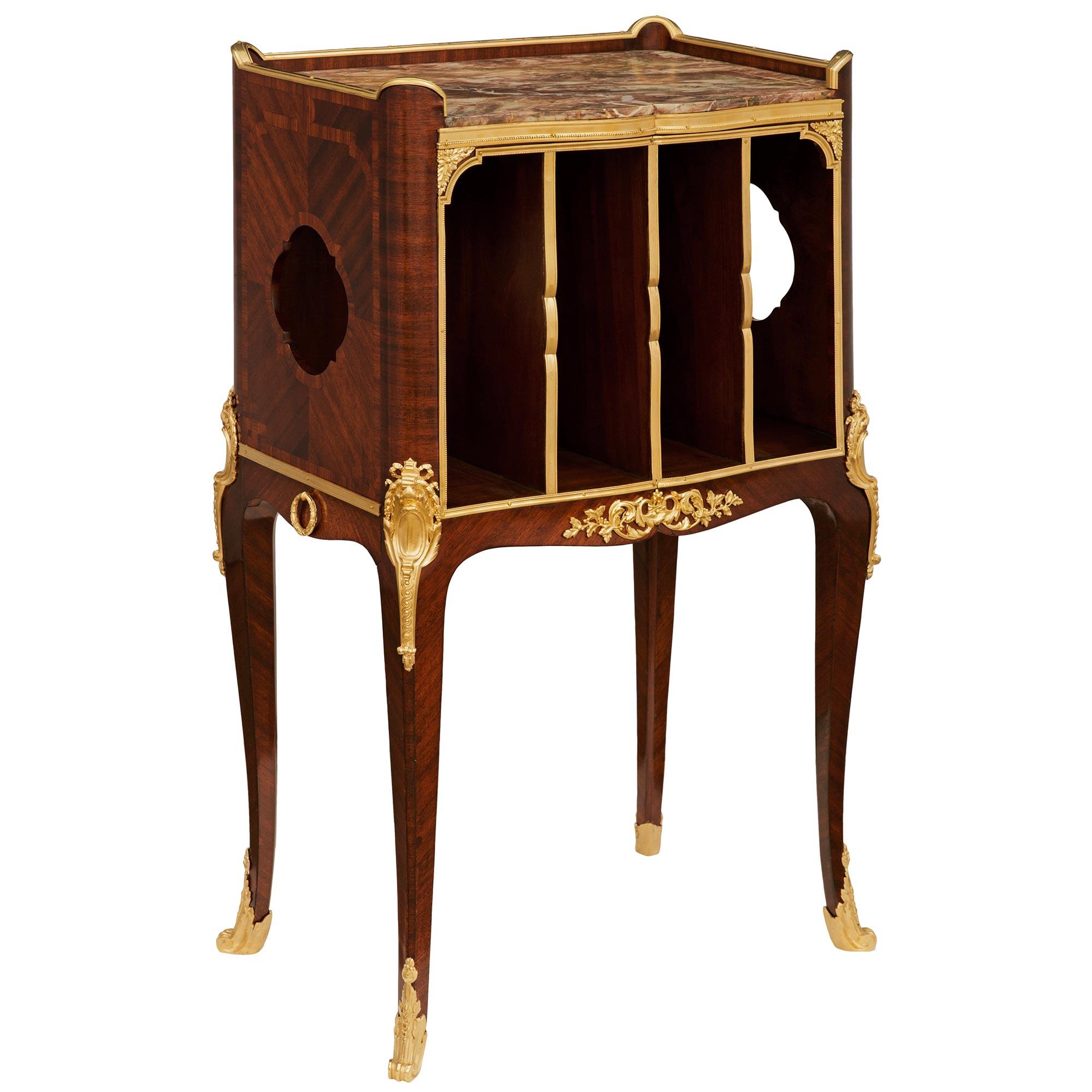 Français Table d'appoint française du XIXe siècle de style Louis XV en bois de roi, bronze doré et marbre en vente