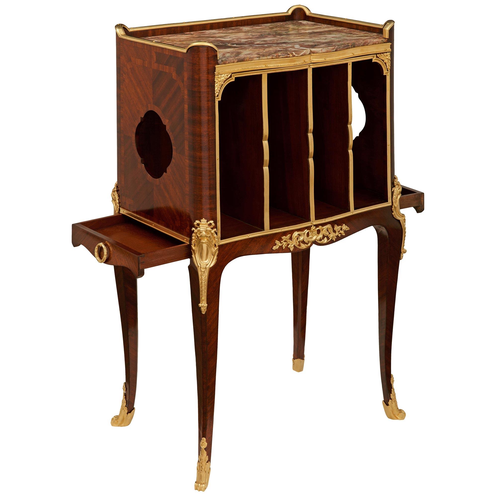 Table d'appoint française du XIXe siècle de style Louis XV en bois de roi, bronze doré et marbre Bon état - En vente à West Palm Beach, FL