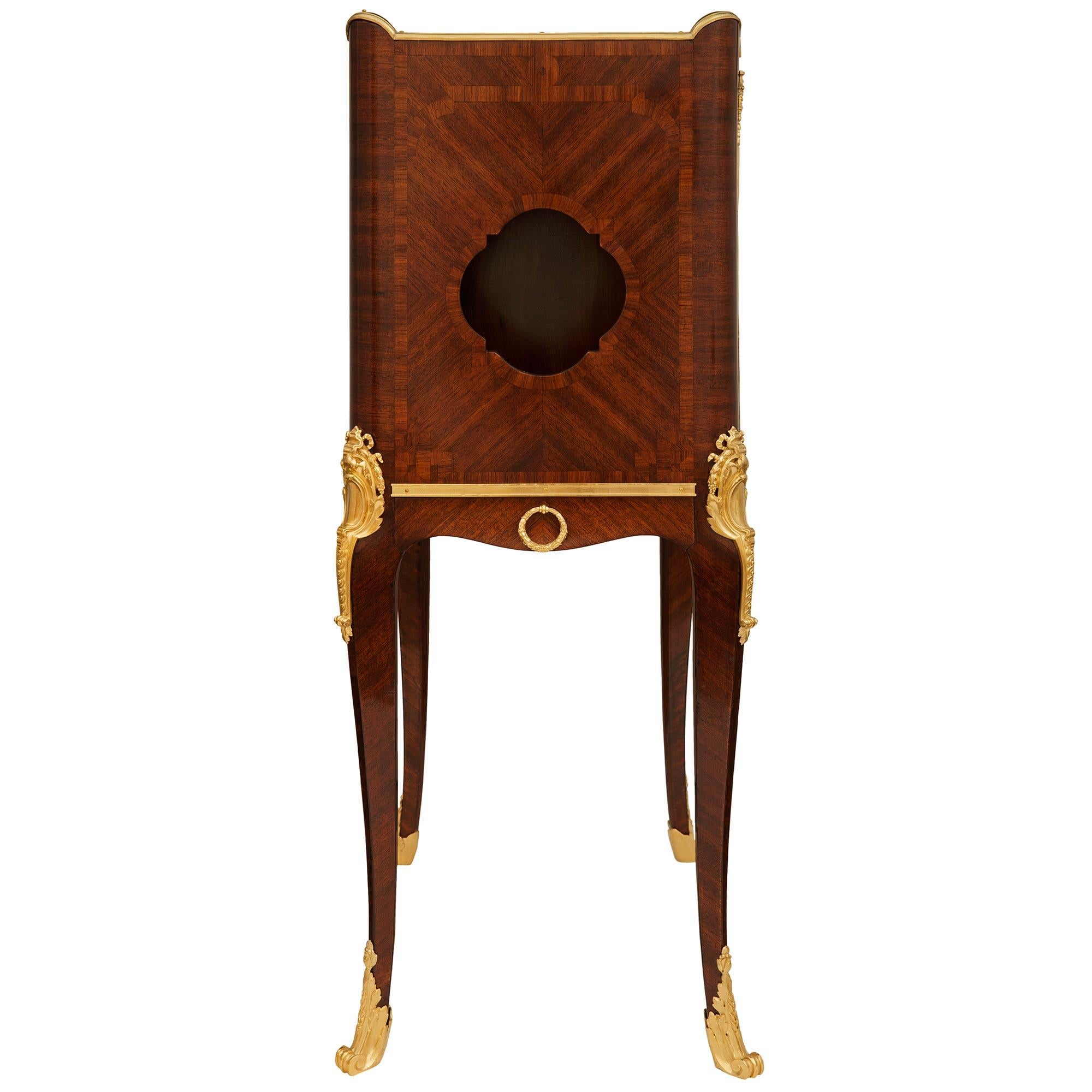 Bronze doré Table d'appoint française du XIXe siècle de style Louis XV en bois de roi, bronze doré et marbre en vente