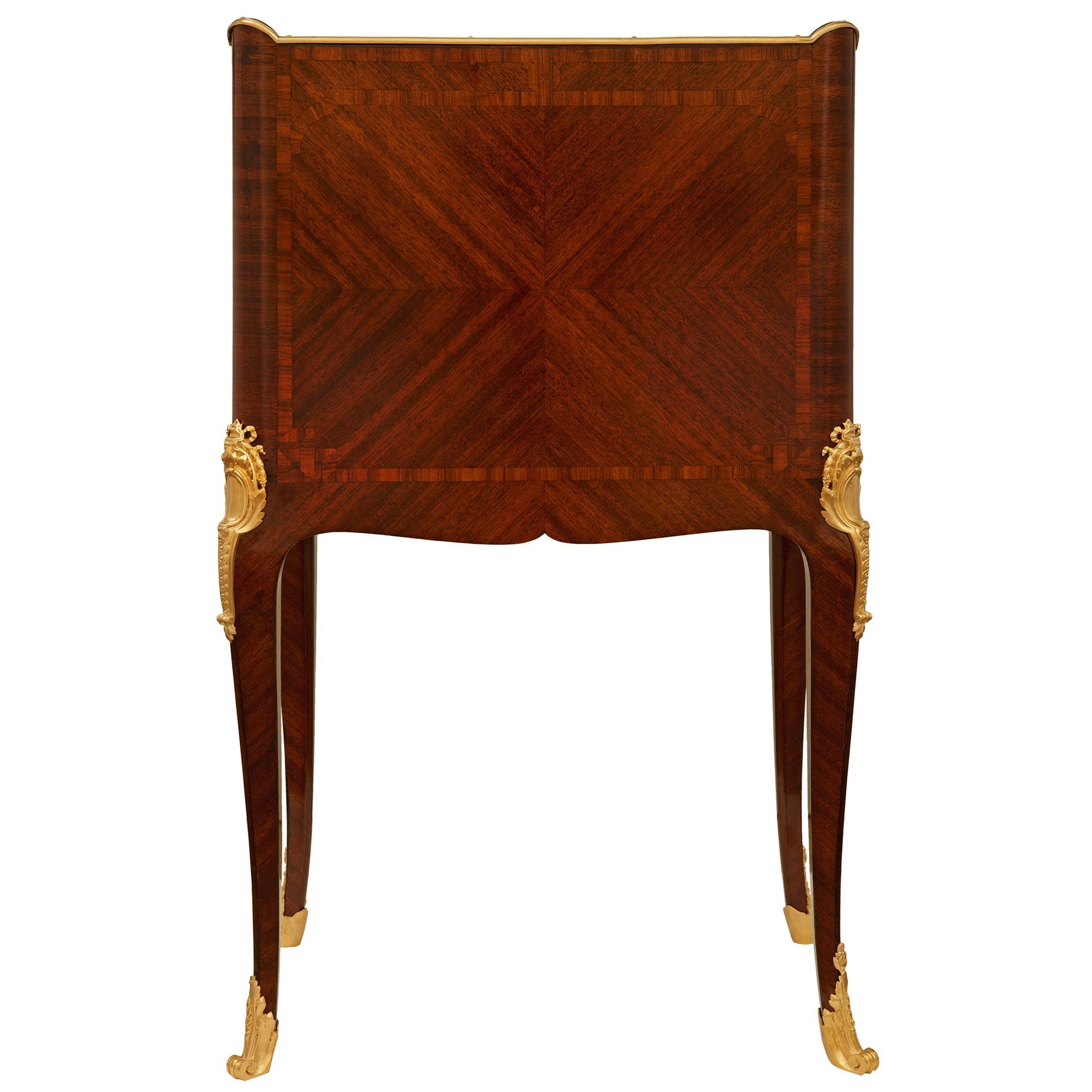 Table d'appoint française du XIXe siècle de style Louis XV en bois de roi, bronze doré et marbre en vente 1