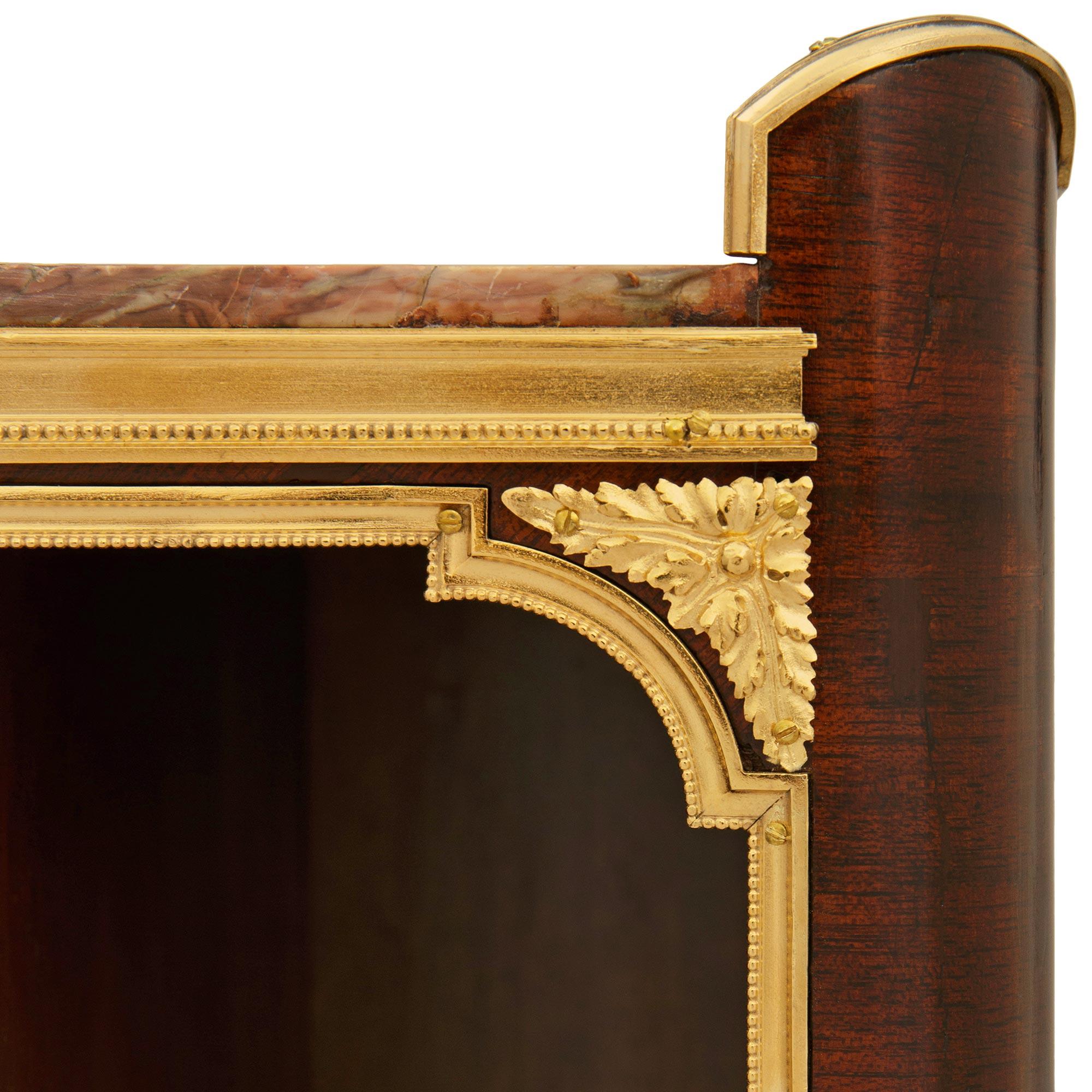 Table d'appoint française du XIXe siècle de style Louis XV en bois de roi, bronze doré et marbre en vente 2