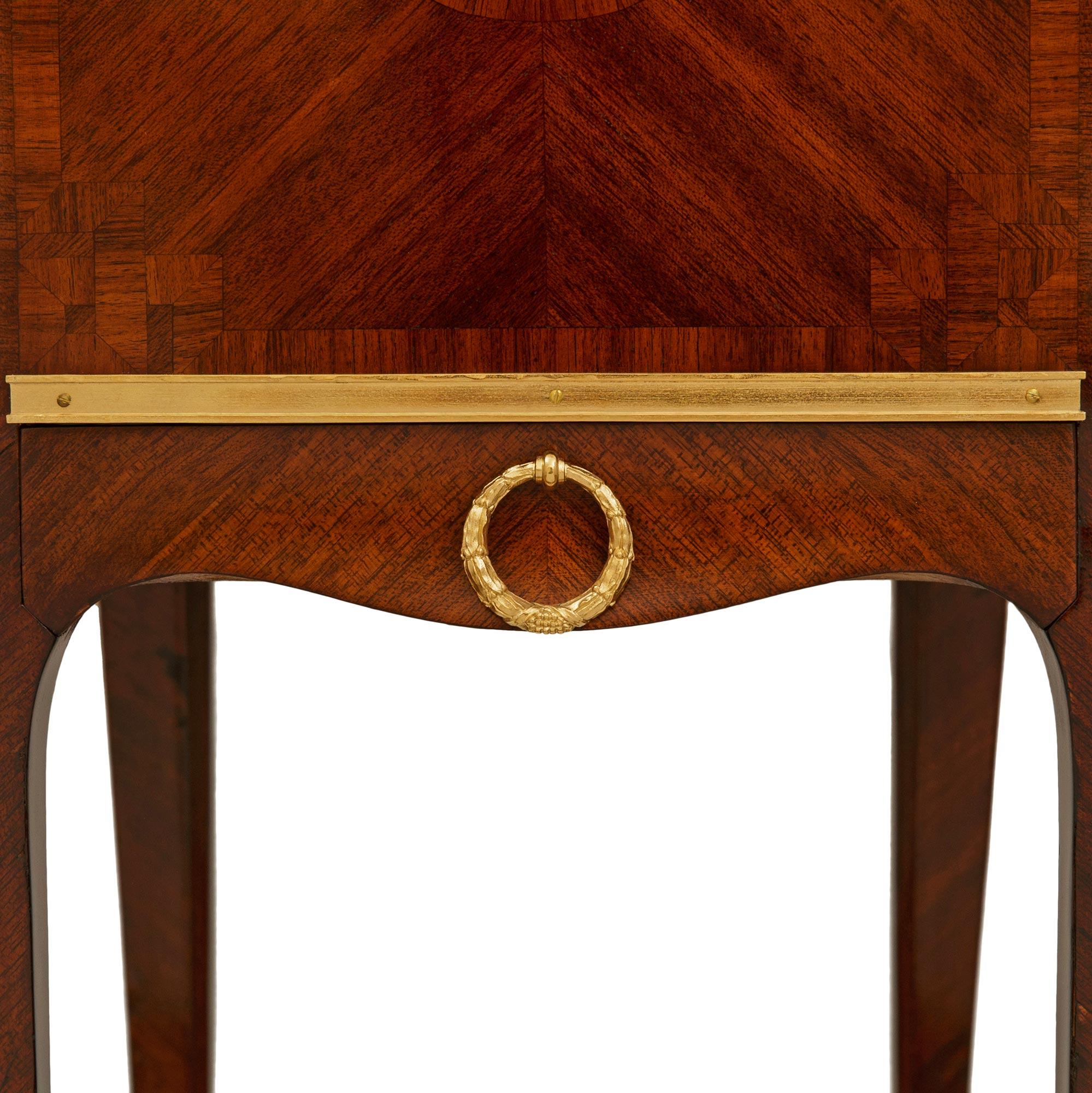 Table d'appoint française du XIXe siècle de style Louis XV en bois de roi, bronze doré et marbre en vente 3