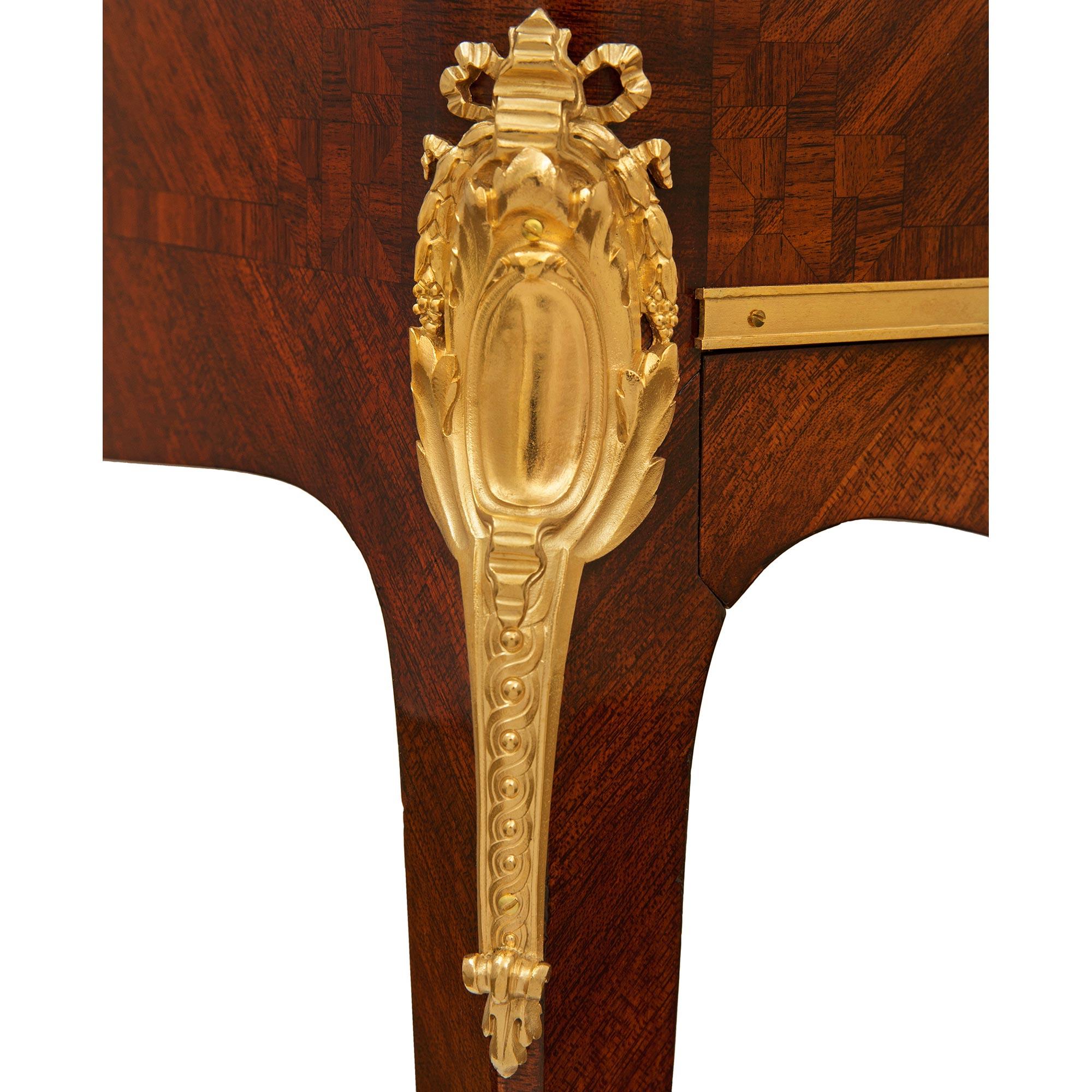 Table d'appoint française du XIXe siècle de style Louis XV en bois de roi, bronze doré et marbre en vente 4