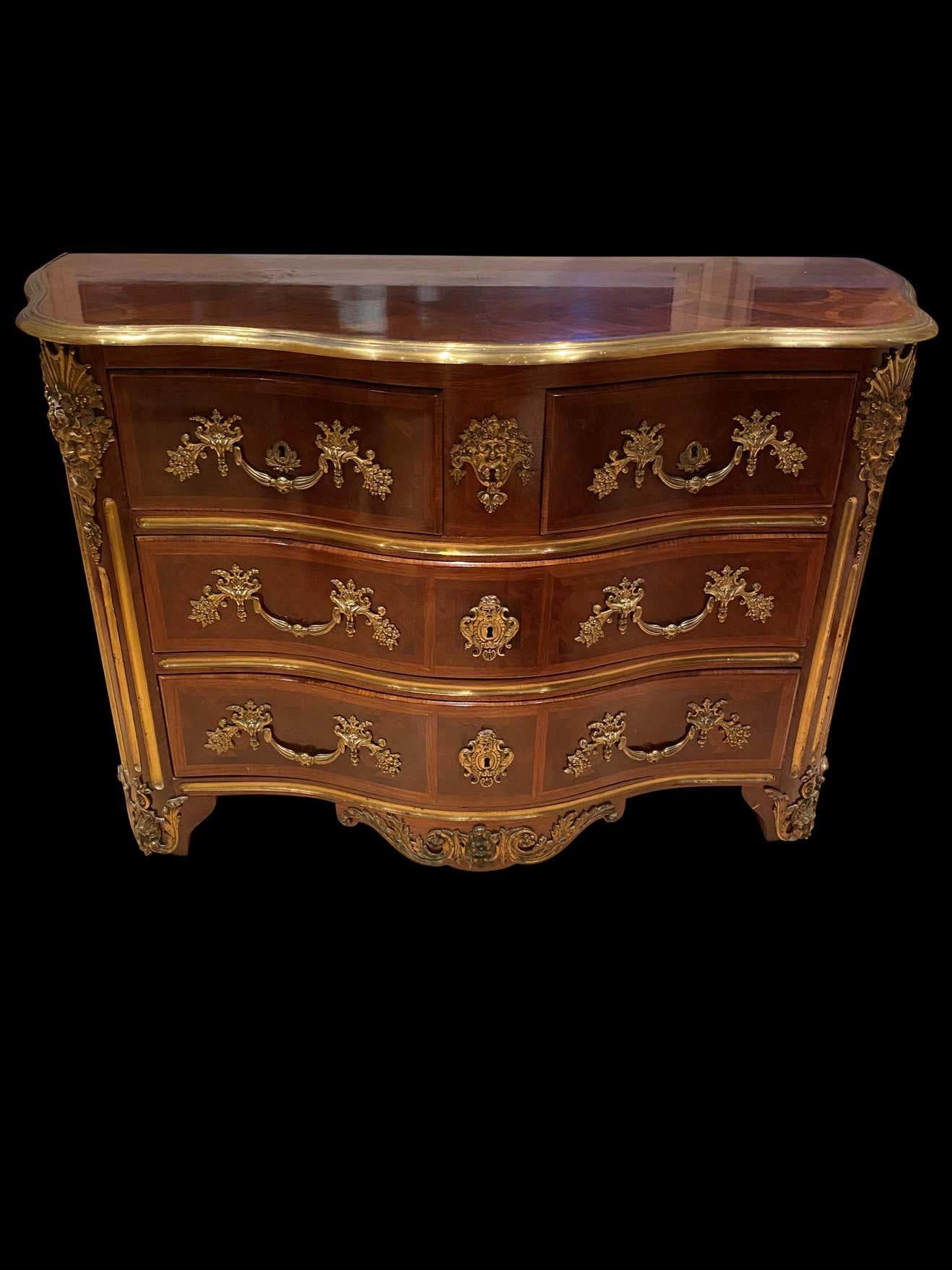 Commode francese del XIX secolo in legno di Re, tulipano e ormolu di San Luigi XV In condizioni buone in vendita a Southall, GB