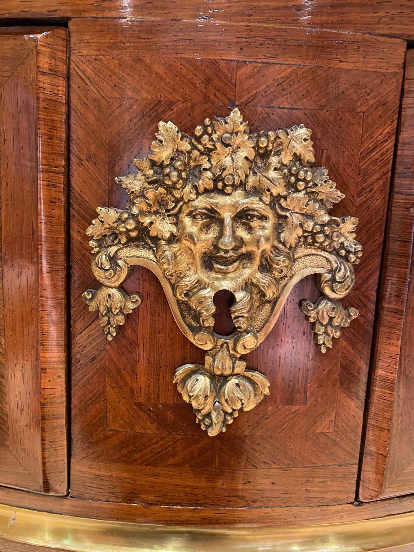 Similoro Commode francese del XIX secolo in legno di Re, tulipano e ormolu di San Luigi XV in vendita