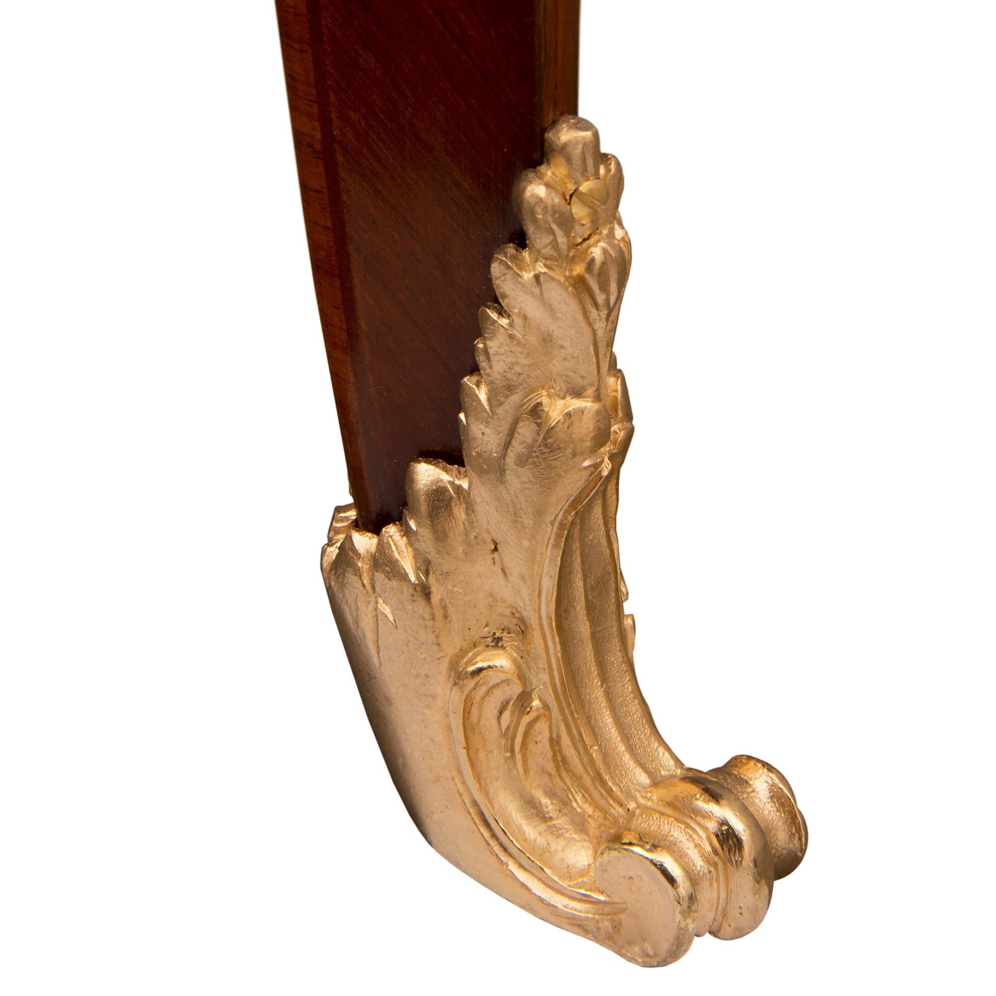 Bureau Louis XV du XIXe siècle en bois de roi, tulipier et bronze doré en vente 3