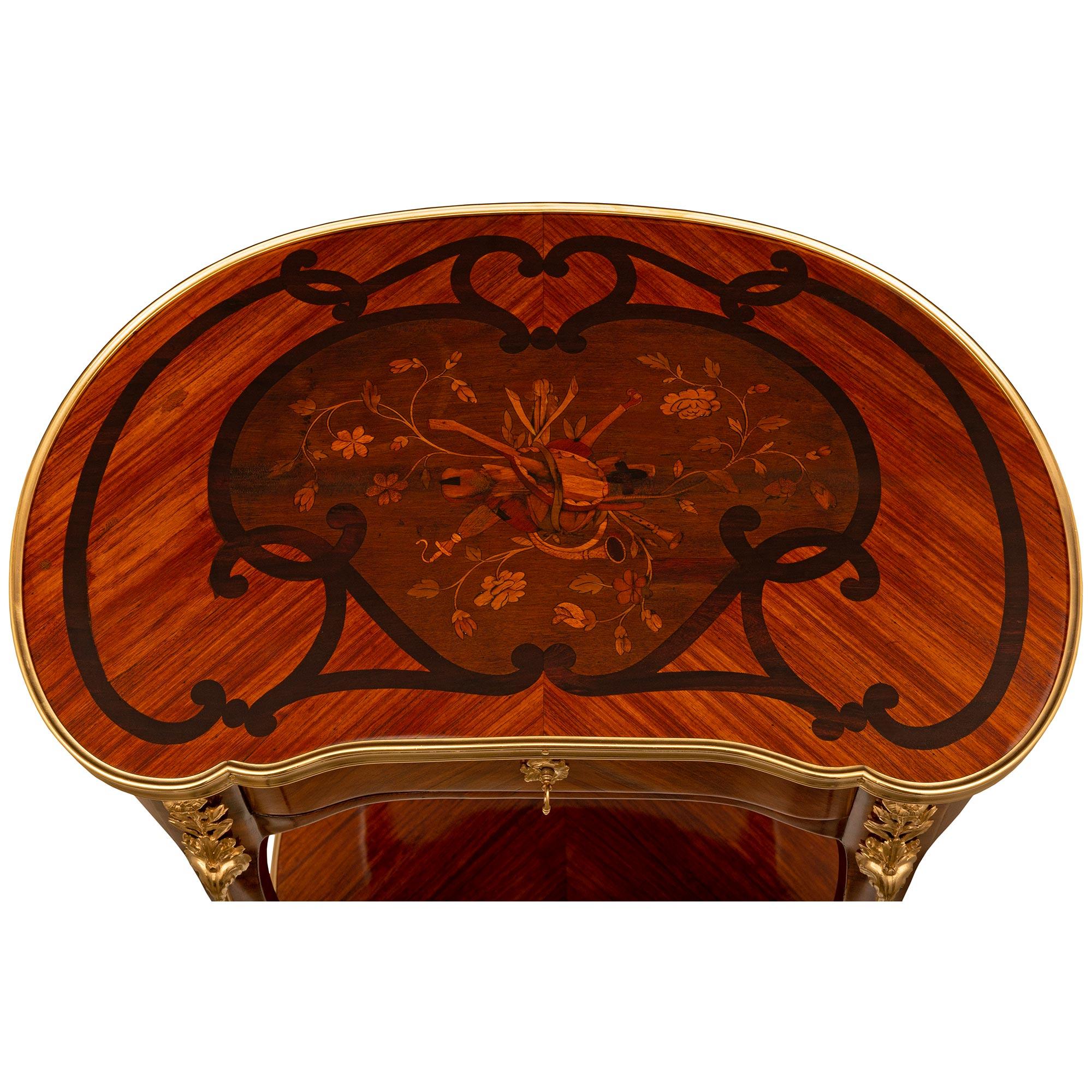 Table d'appoint en bois de roi, tulipier et bronze doré de style Louis XV du XIXe siècle en vente 5