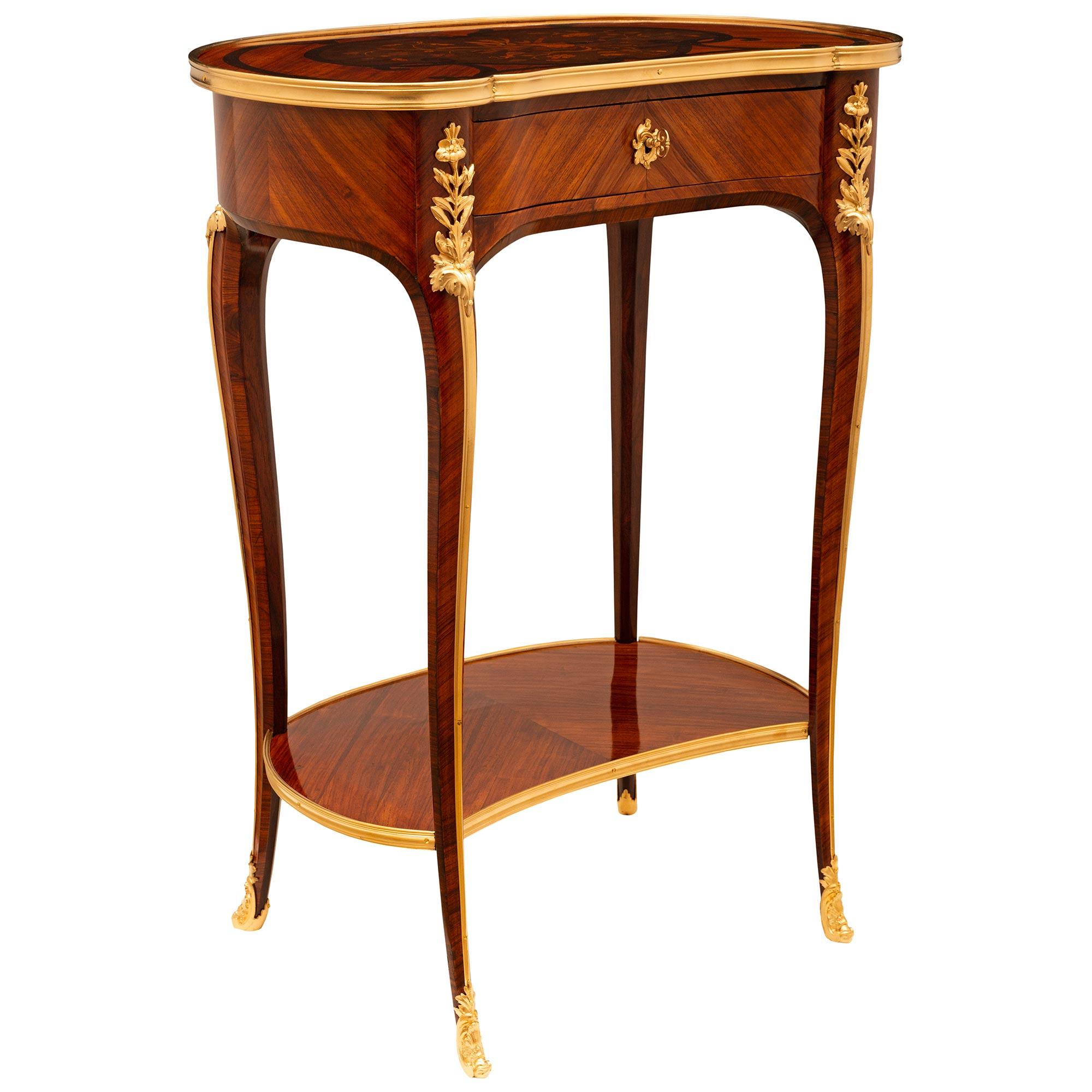 Français Table d'appoint en bois de roi, tulipier et bronze doré de style Louis XV du XIXe siècle en vente