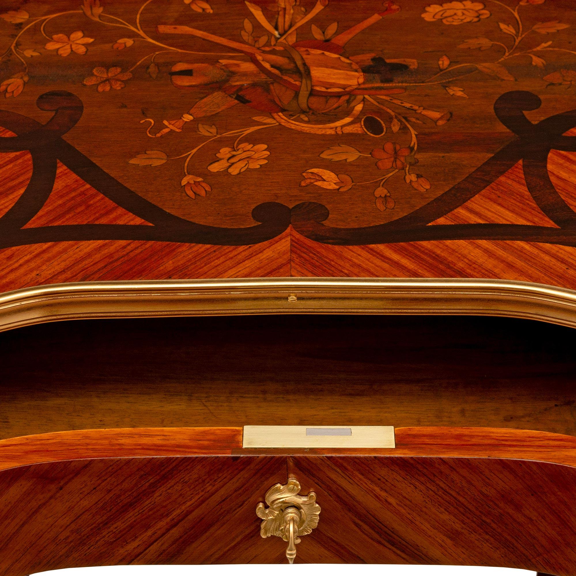 Table d'appoint en bois de roi, tulipier et bronze doré de style Louis XV du XIXe siècle en vente 3