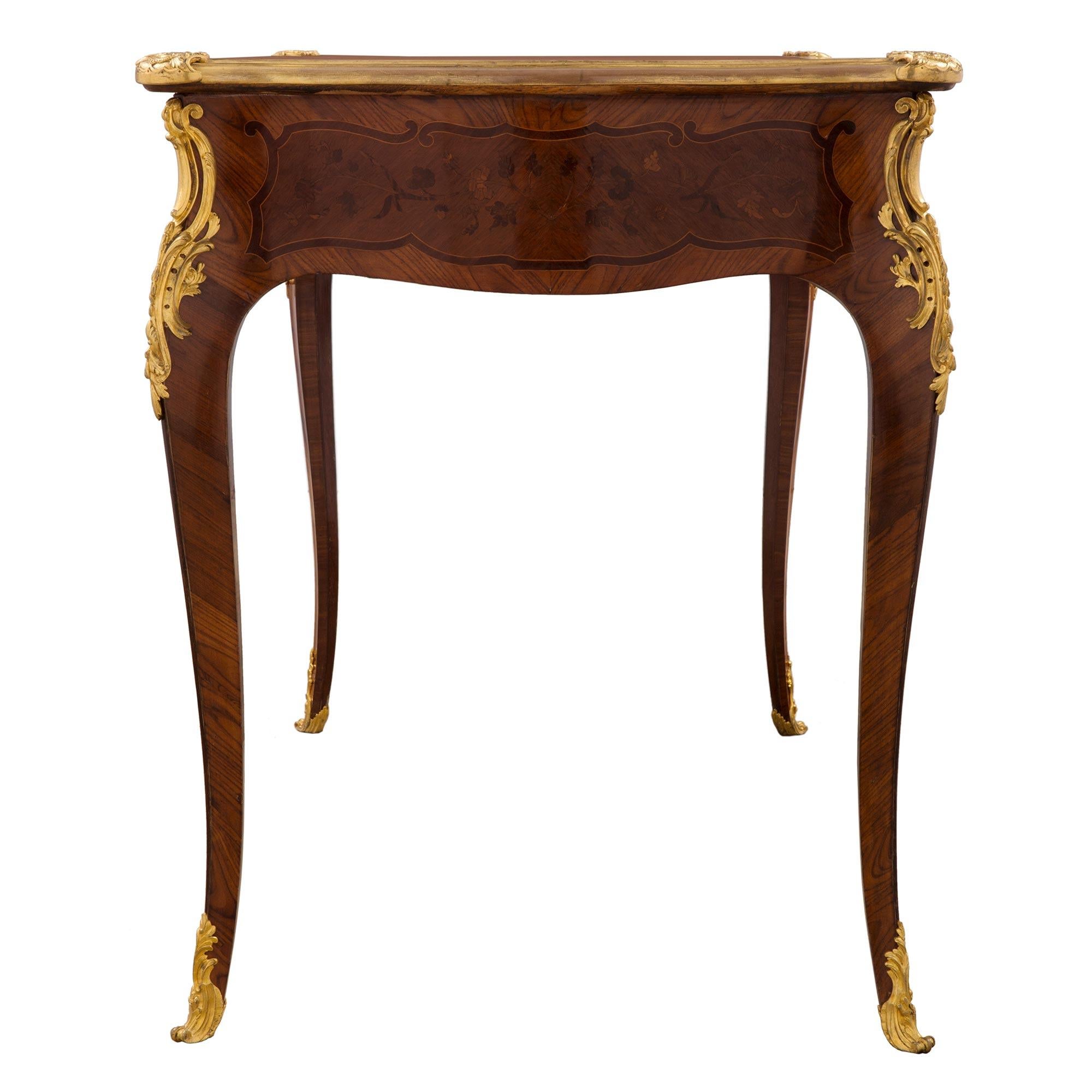Schreibtisch aus Veilchenholz, Tulpenholz, Goldbronze und Leder im Louis XV.-Stil des 19. Jahrhunderts im Angebot 1