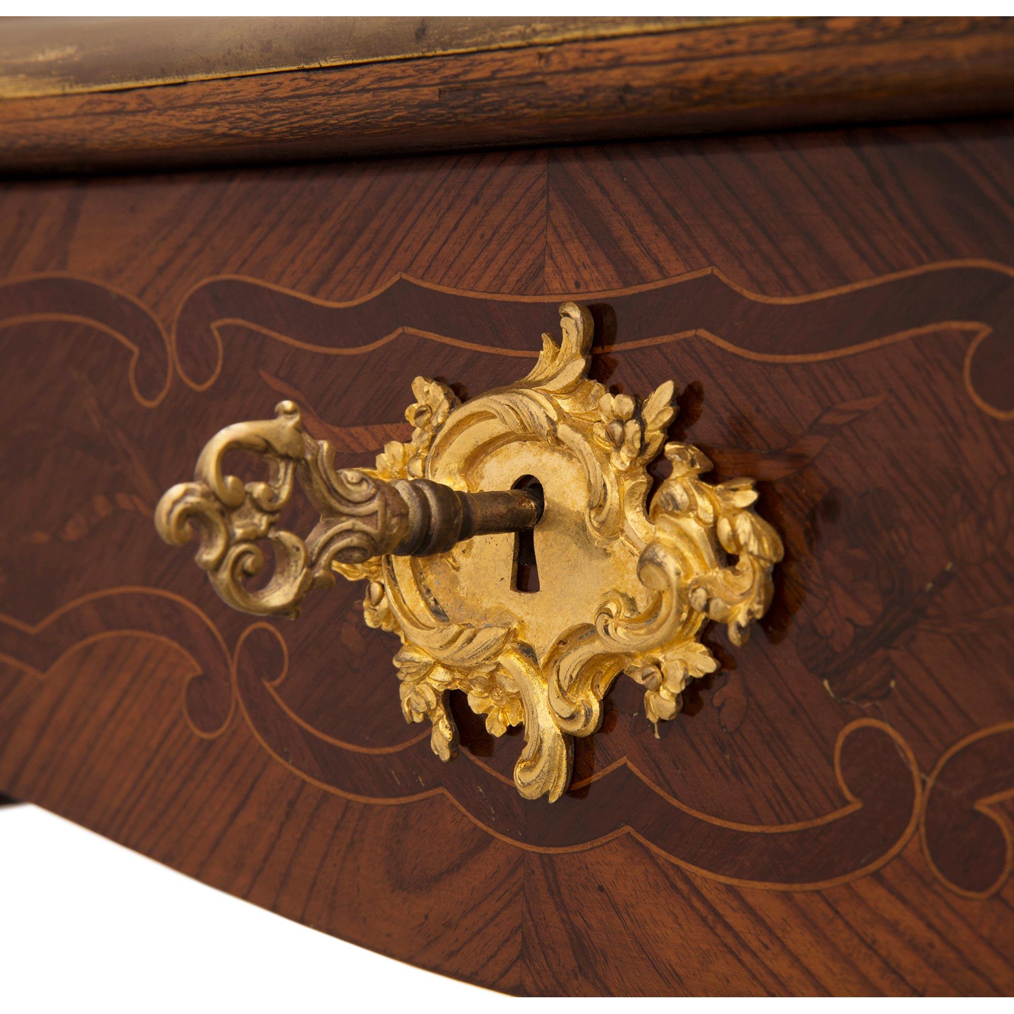 Schreibtisch aus Veilchenholz, Tulpenholz, Goldbronze und Leder im Louis XV.-Stil des 19. Jahrhunderts im Angebot 3