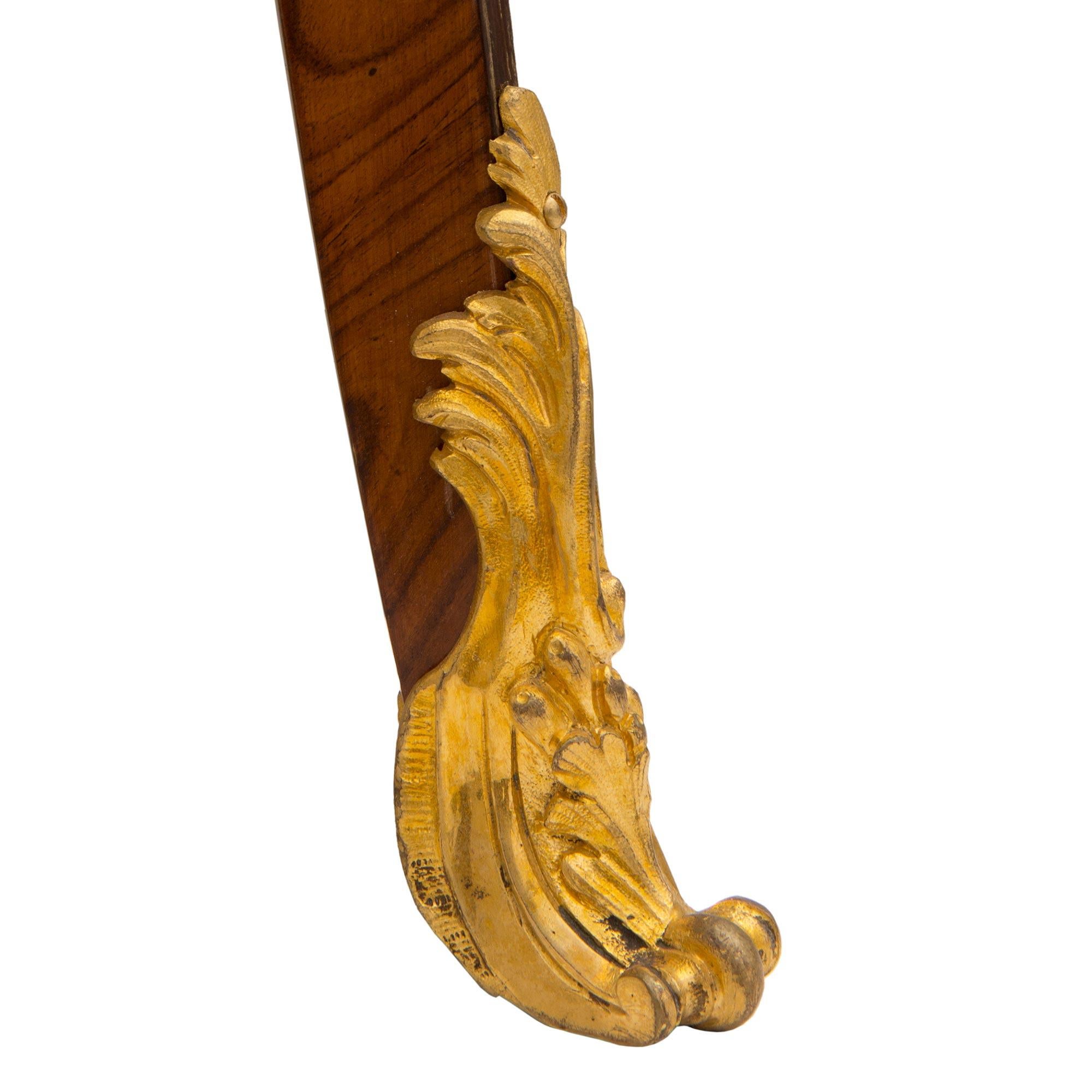 Schreibtisch aus Veilchenholz, Tulpenholz, Goldbronze und Leder im Louis XV.-Stil des 19. Jahrhunderts im Angebot 5