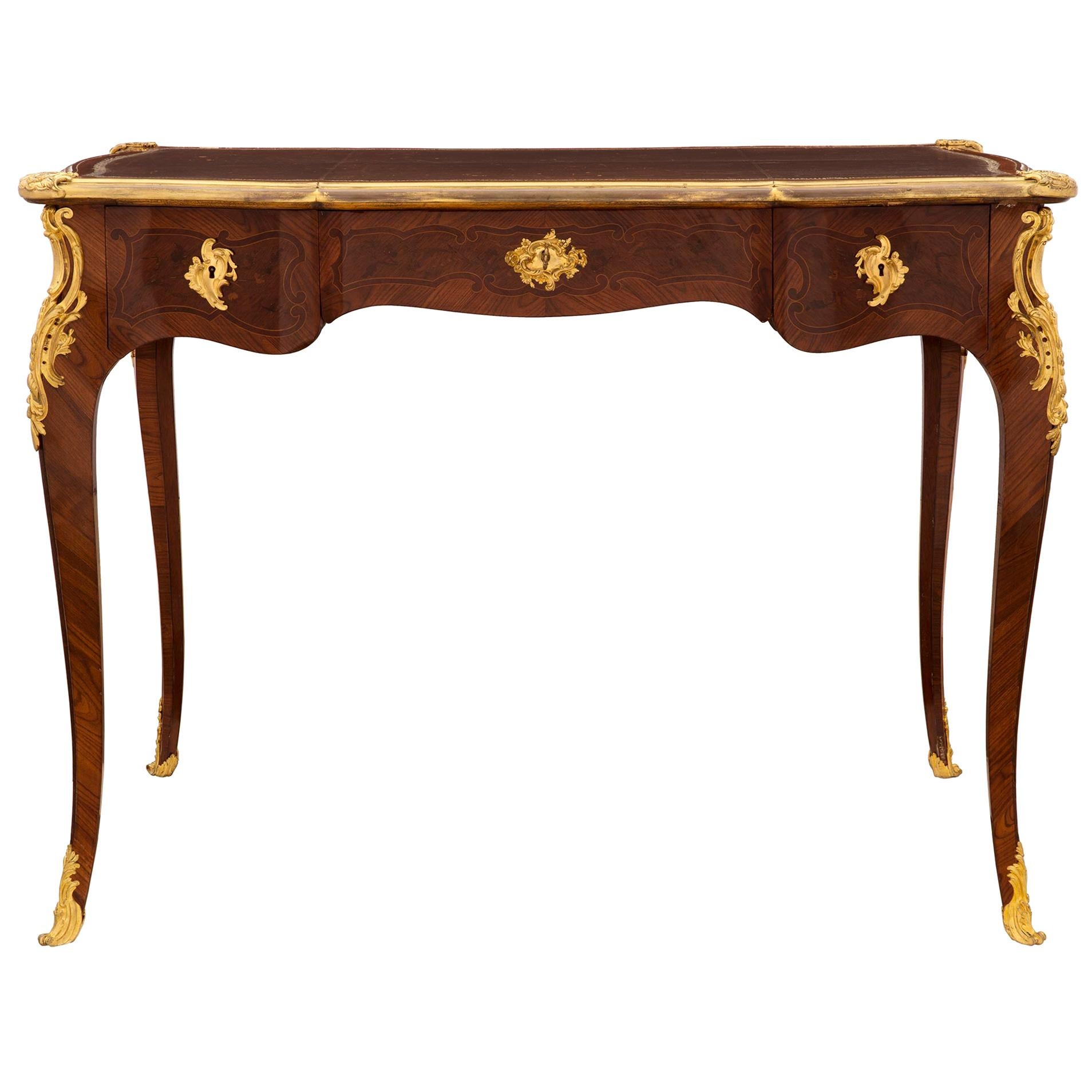 Schreibtisch aus Veilchenholz, Tulpenholz, Goldbronze und Leder im Louis XV.-Stil des 19. Jahrhunderts im Angebot