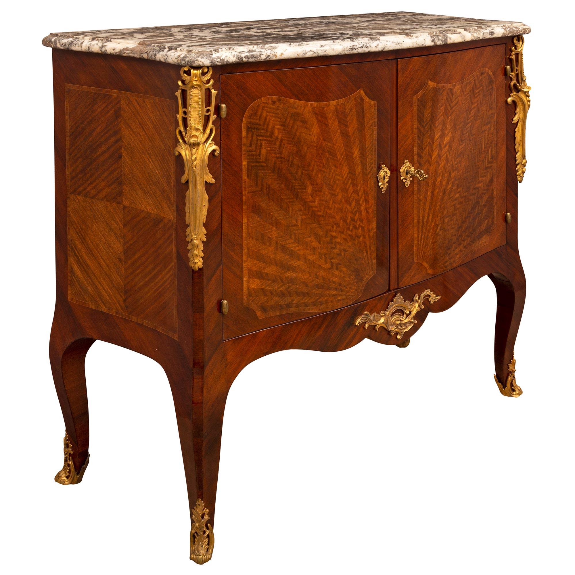 Français Cabinet français du 19ème siècle de style Louis XV en bois de violette, tulipier, bronze doré et marbre en vente