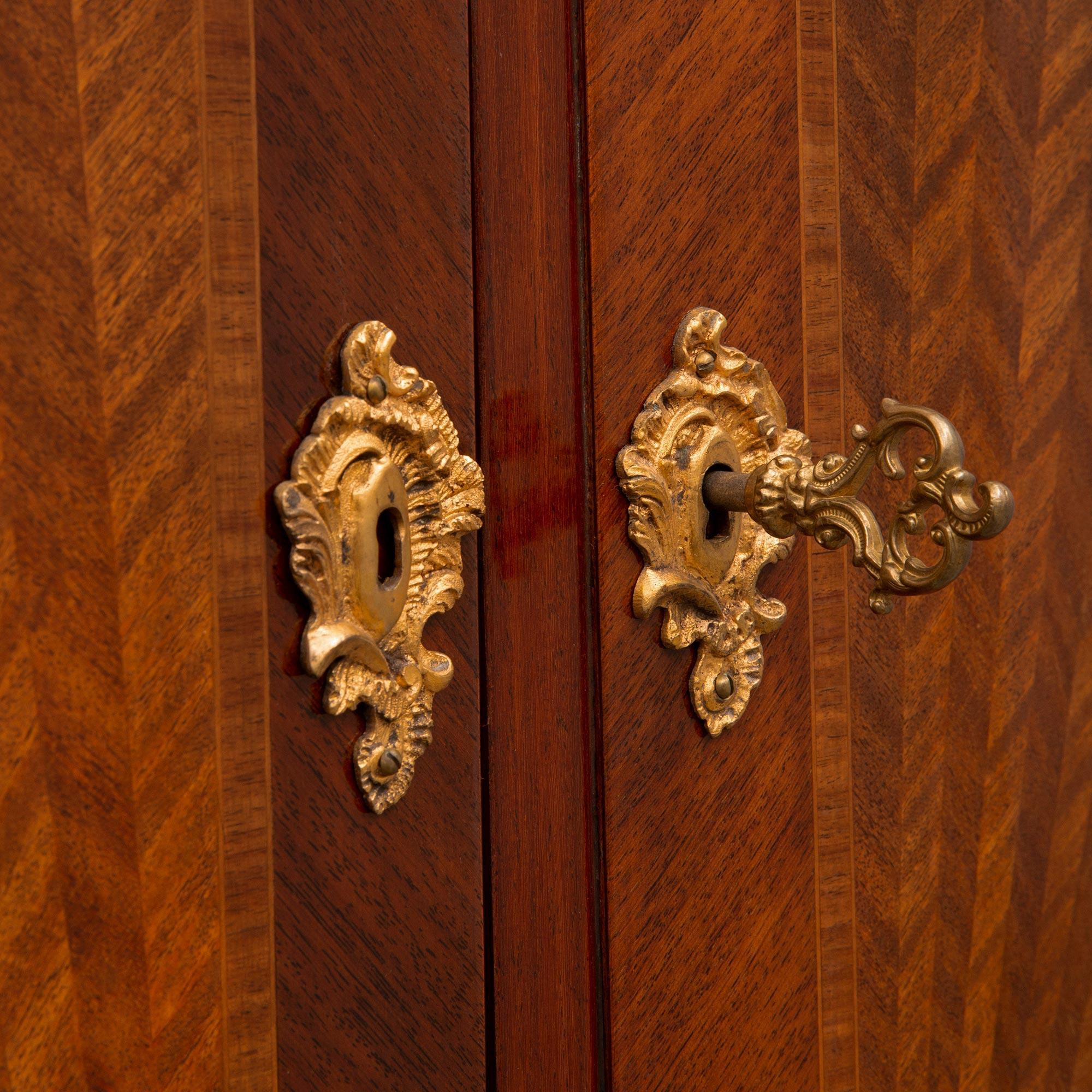 Cabinet français du 19ème siècle de style Louis XV en bois de violette, tulipier, bronze doré et marbre en vente 1