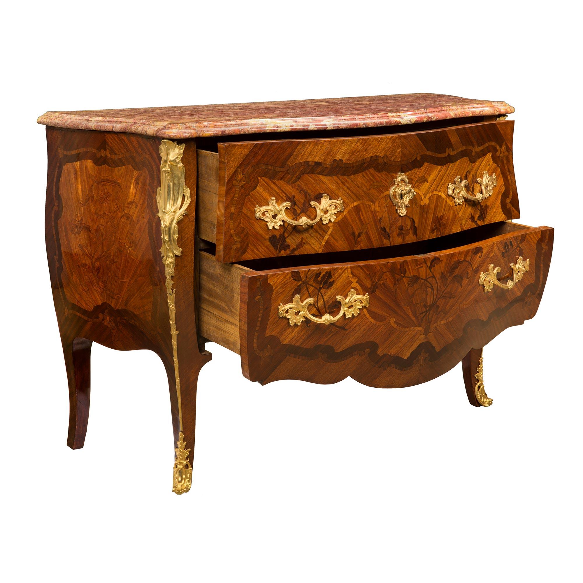Cassapanca francese del XIX secolo in stile Luigi XV, legno di tulipano, ormolu e marmo In condizioni buone in vendita a West Palm Beach, FL