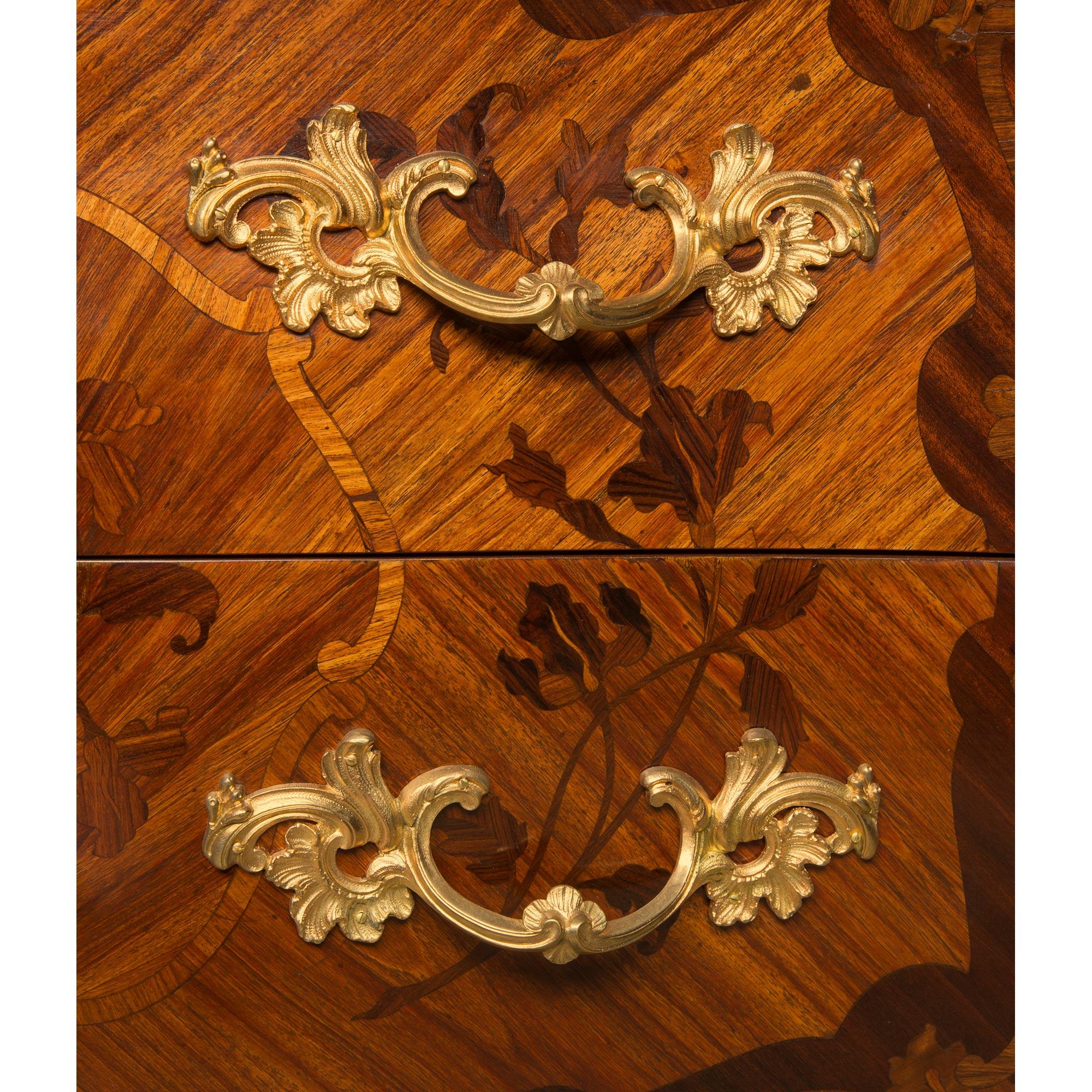 Cassapanca francese del XIX secolo in stile Luigi XV, legno di tulipano, ormolu e marmo in vendita 3