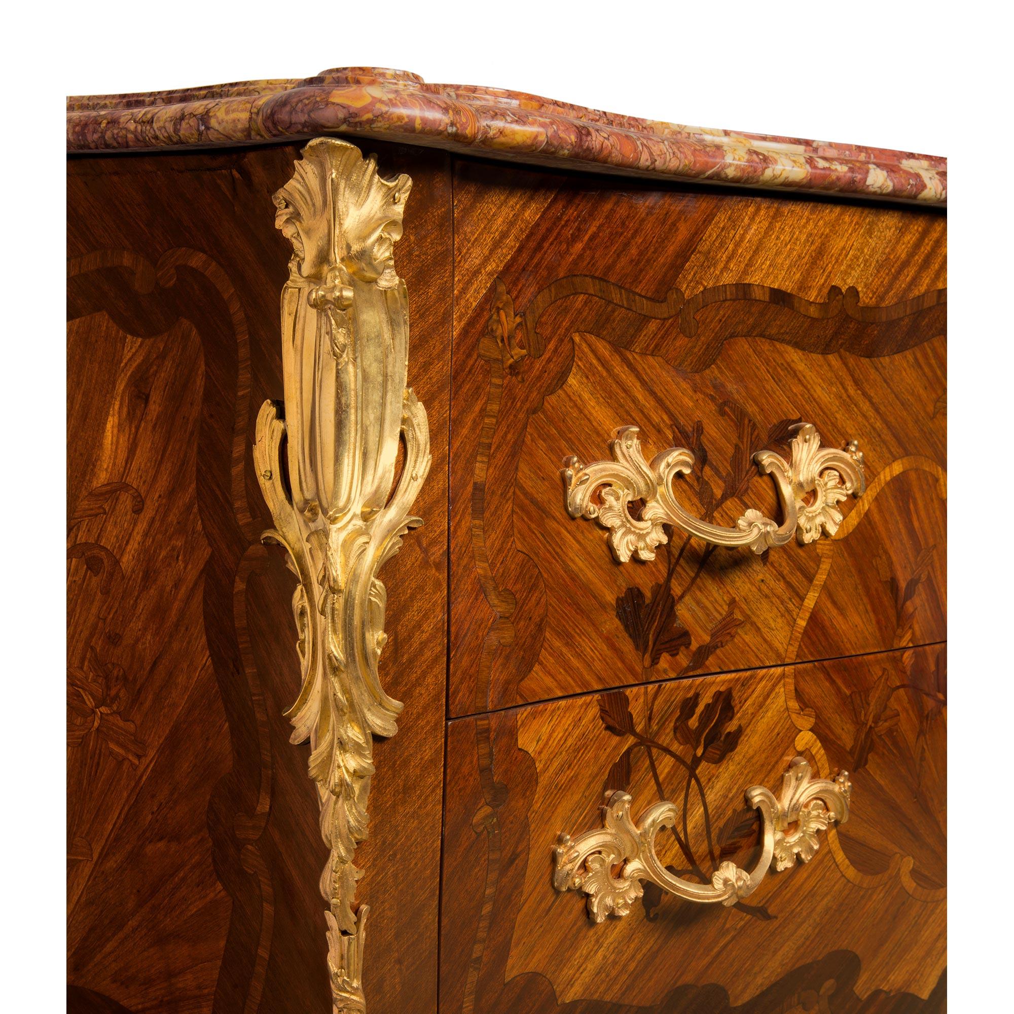 Cassapanca francese del XIX secolo in stile Luigi XV, legno di tulipano, ormolu e marmo in vendita 4