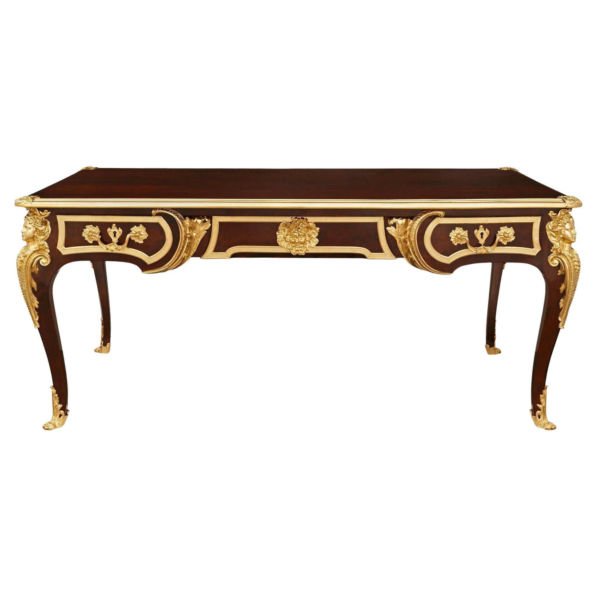 Escritorio francés del siglo XIX de caoba y ormolu de estilo Luis XV Bureau Plat en venta