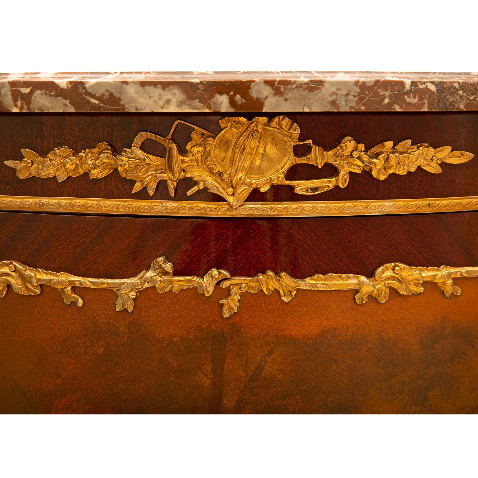 Bronze doré Meuble de rangement français du 19ème siècle de style Louis XV en acajou et bronze doré en vente