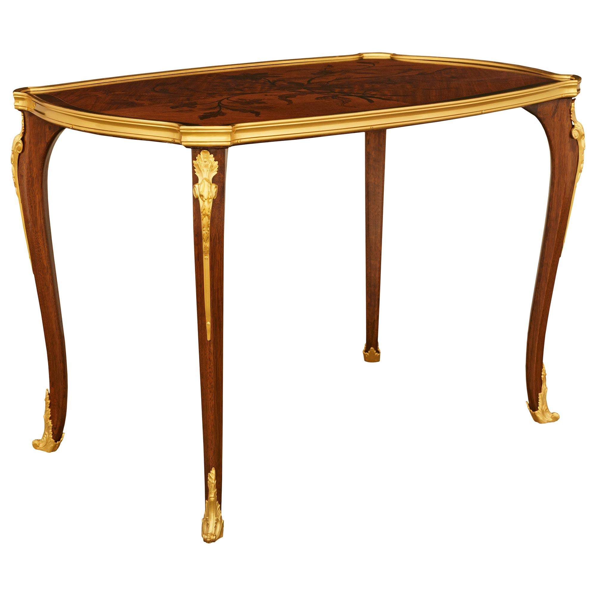 Francese Tavolino da caffè francese del XIX secolo in mogano Luigi XV e ormolu in vendita