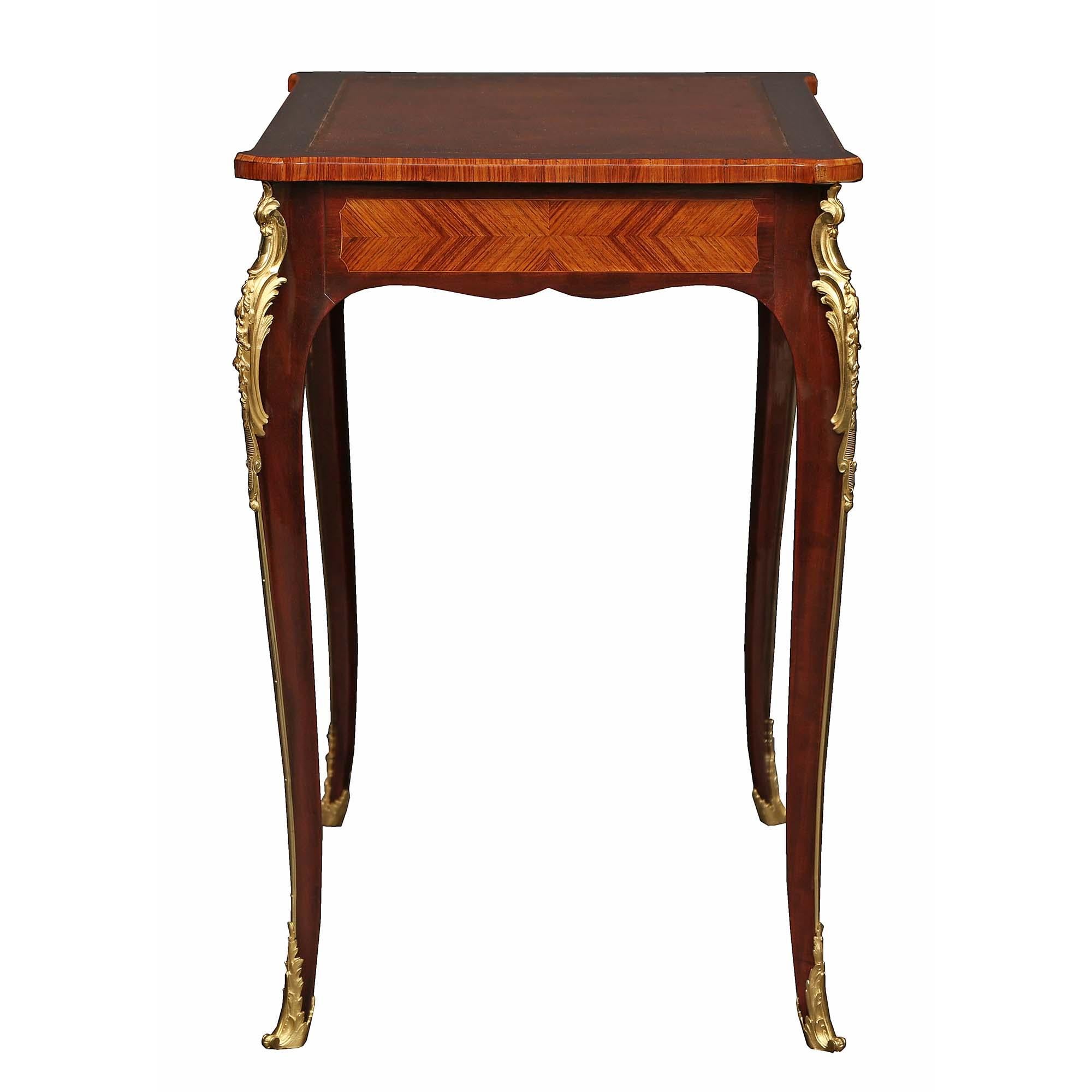 Schreibtisch aus Mahagoni und Goldbronze im Louis XV-Stil des 19. Jahrhunderts (Französisch) im Angebot