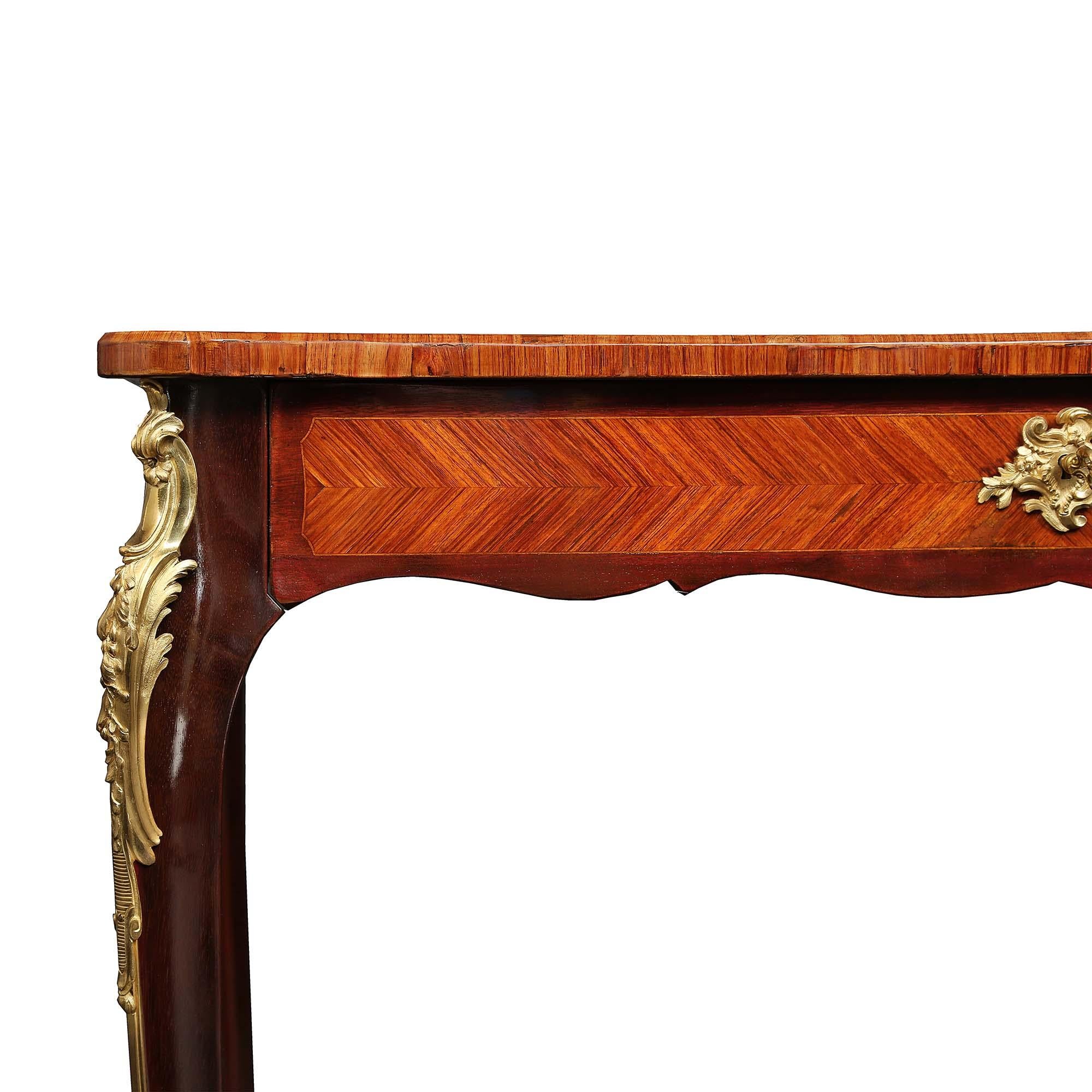 Schreibtisch aus Mahagoni und Goldbronze im Louis XV-Stil des 19. Jahrhunderts im Zustand „Gut“ im Angebot in West Palm Beach, FL