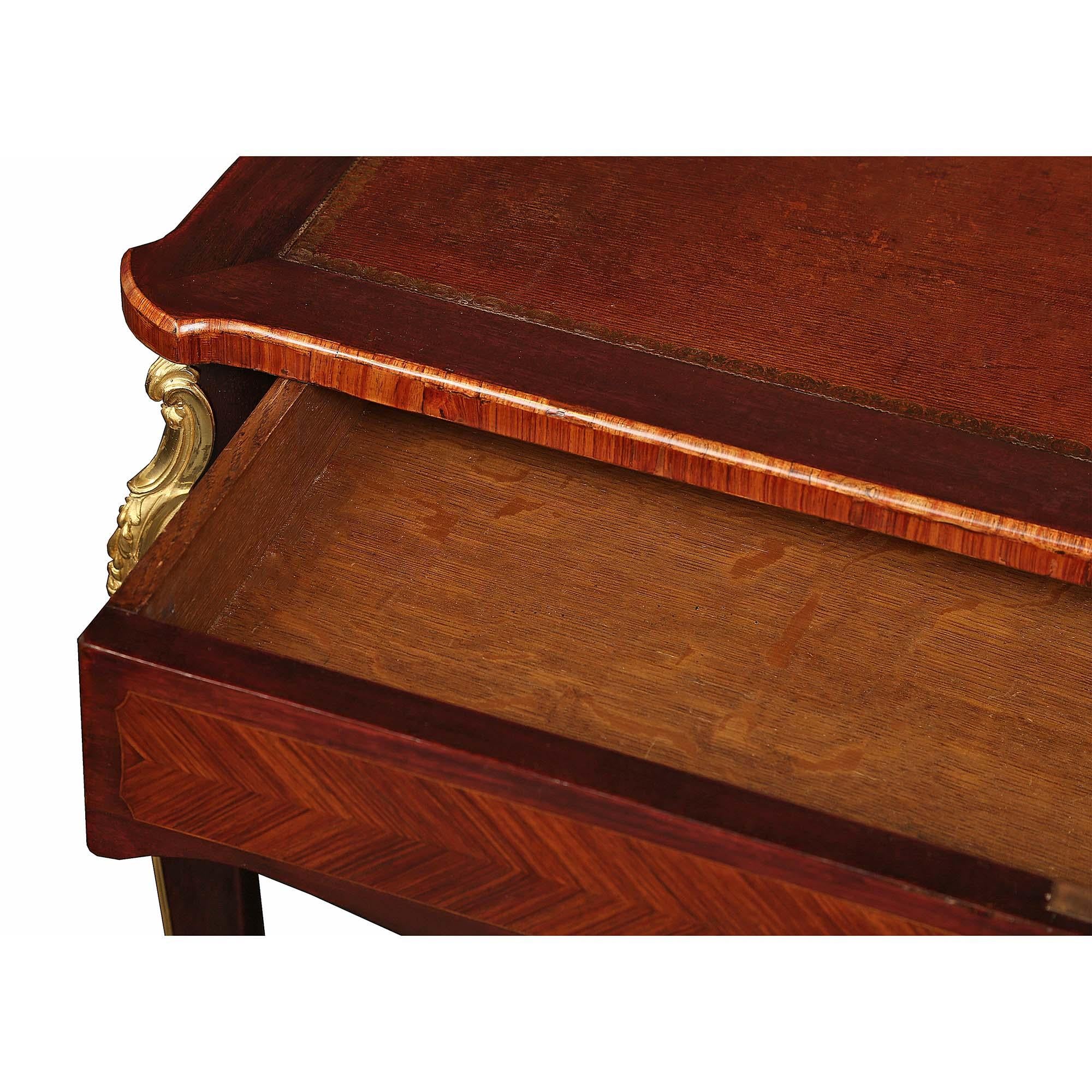 Schreibtisch aus Mahagoni und Goldbronze im Louis XV-Stil des 19. Jahrhunderts im Angebot 3
