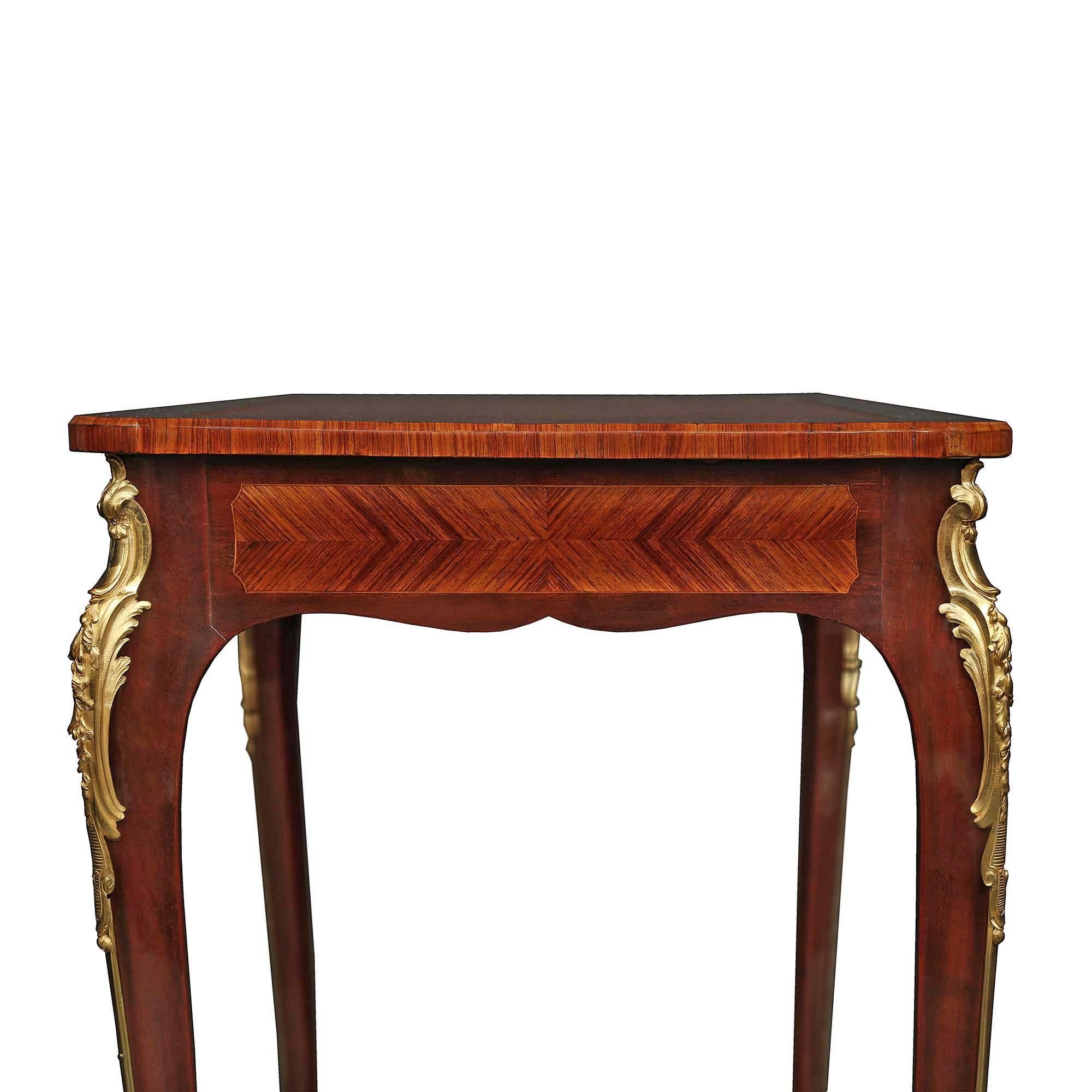 Schreibtisch aus Mahagoni und Goldbronze im Louis XV-Stil des 19. Jahrhunderts im Angebot 4