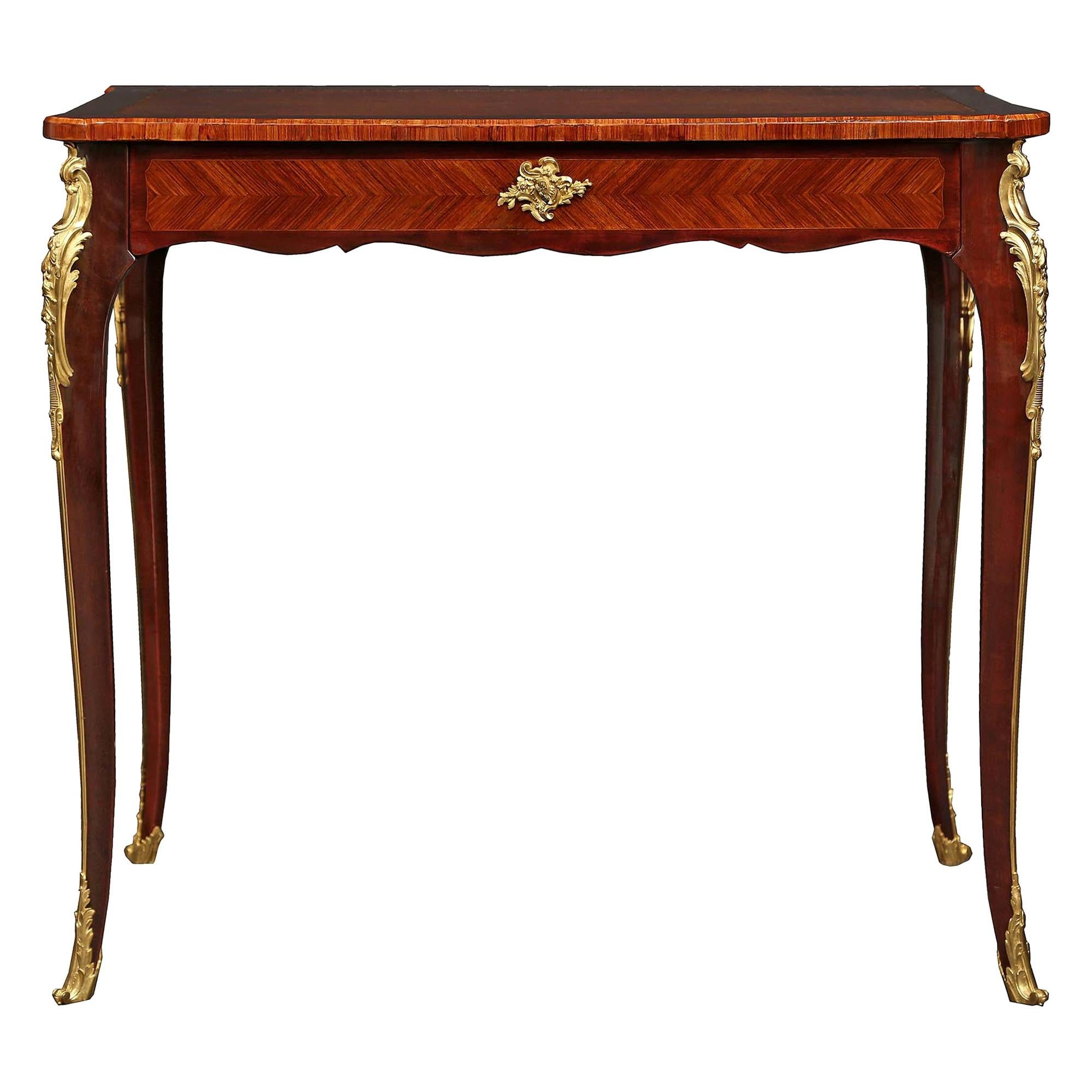 Schreibtisch aus Mahagoni und Goldbronze im Louis XV-Stil des 19. Jahrhunderts im Angebot
