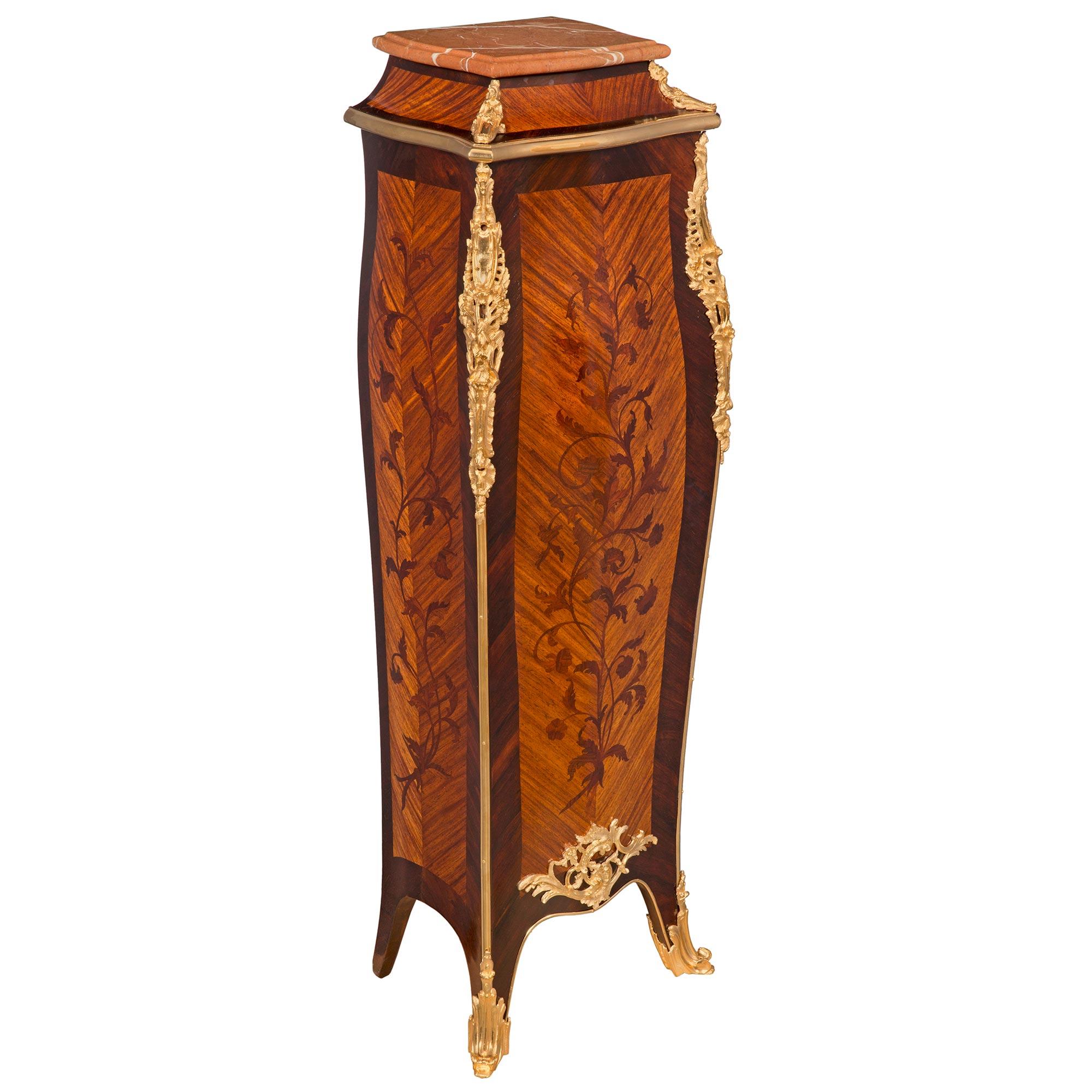 Francese Piedistallo francese del XIX secolo in stile Luigi XV in mogano, legno di re, ormolu e marmo in vendita