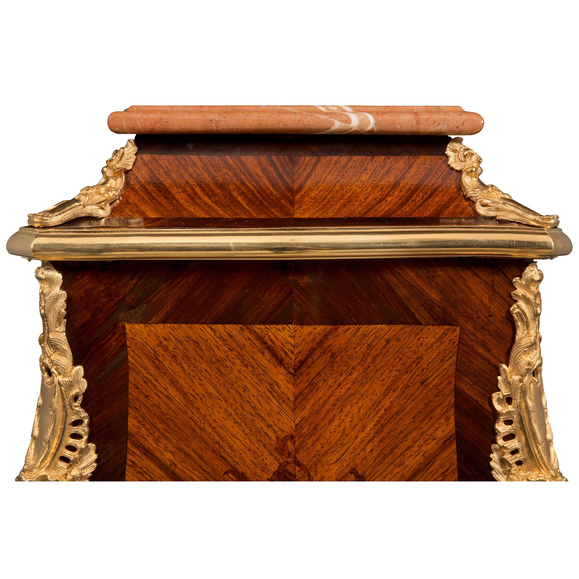 Similoro Piedistallo francese del XIX secolo in stile Luigi XV in mogano, legno di re, ormolu e marmo in vendita