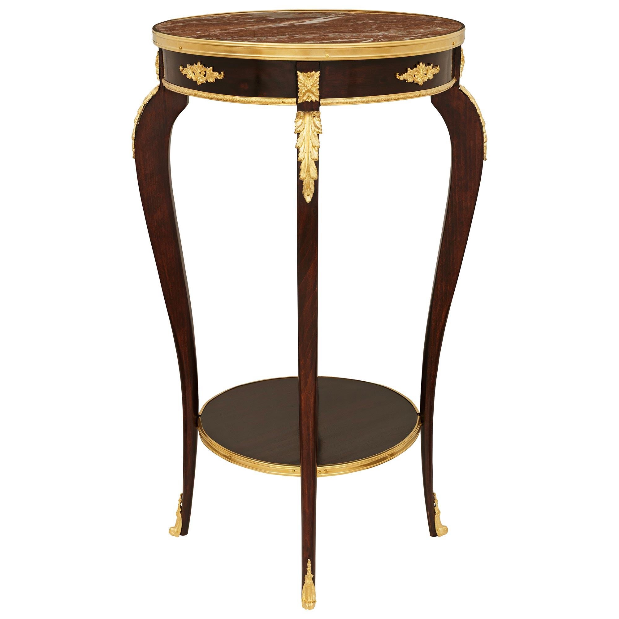 Français Table d'appoint en acajou, marbre rouge et bronze doré, de style Louis XV, du XIXe siècle. en vente