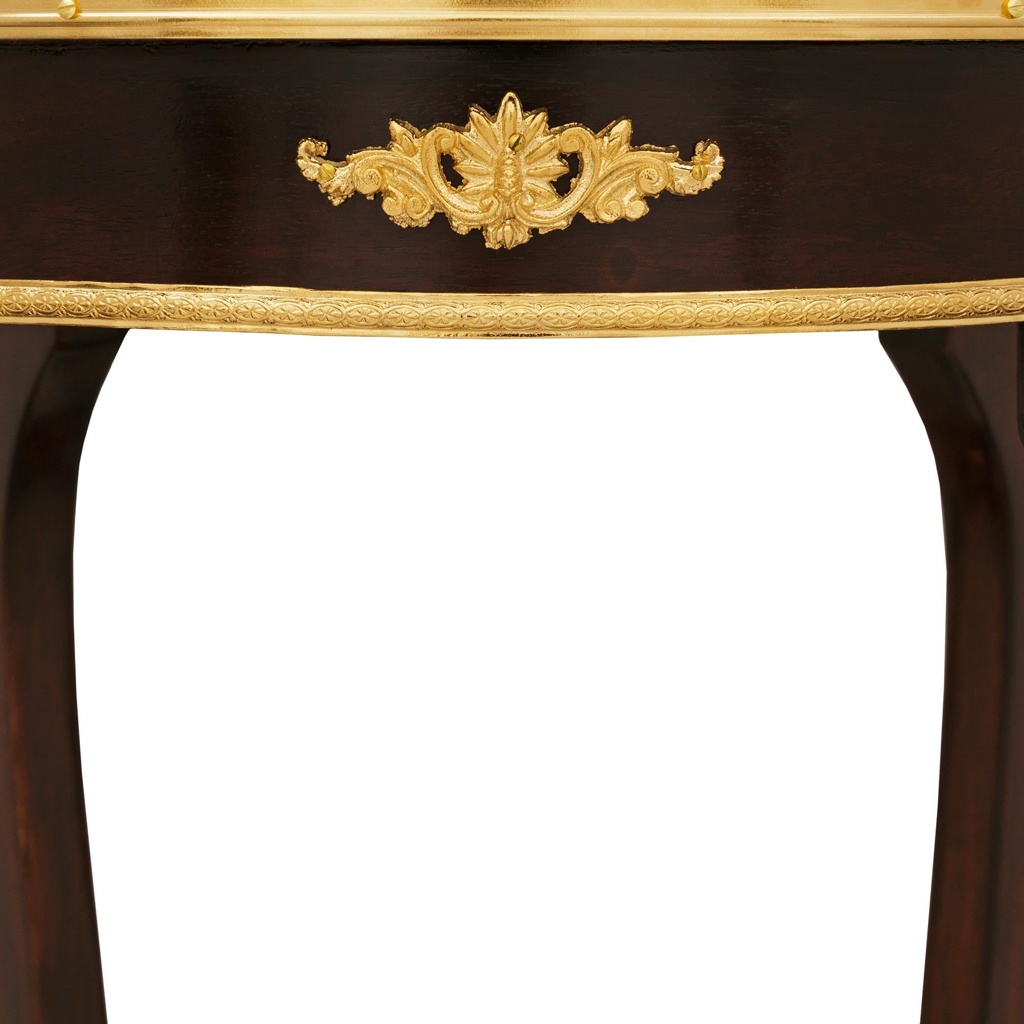 Bronze doré Table d'appoint en acajou, marbre rouge et bronze doré, de style Louis XV, du XIXe siècle. en vente