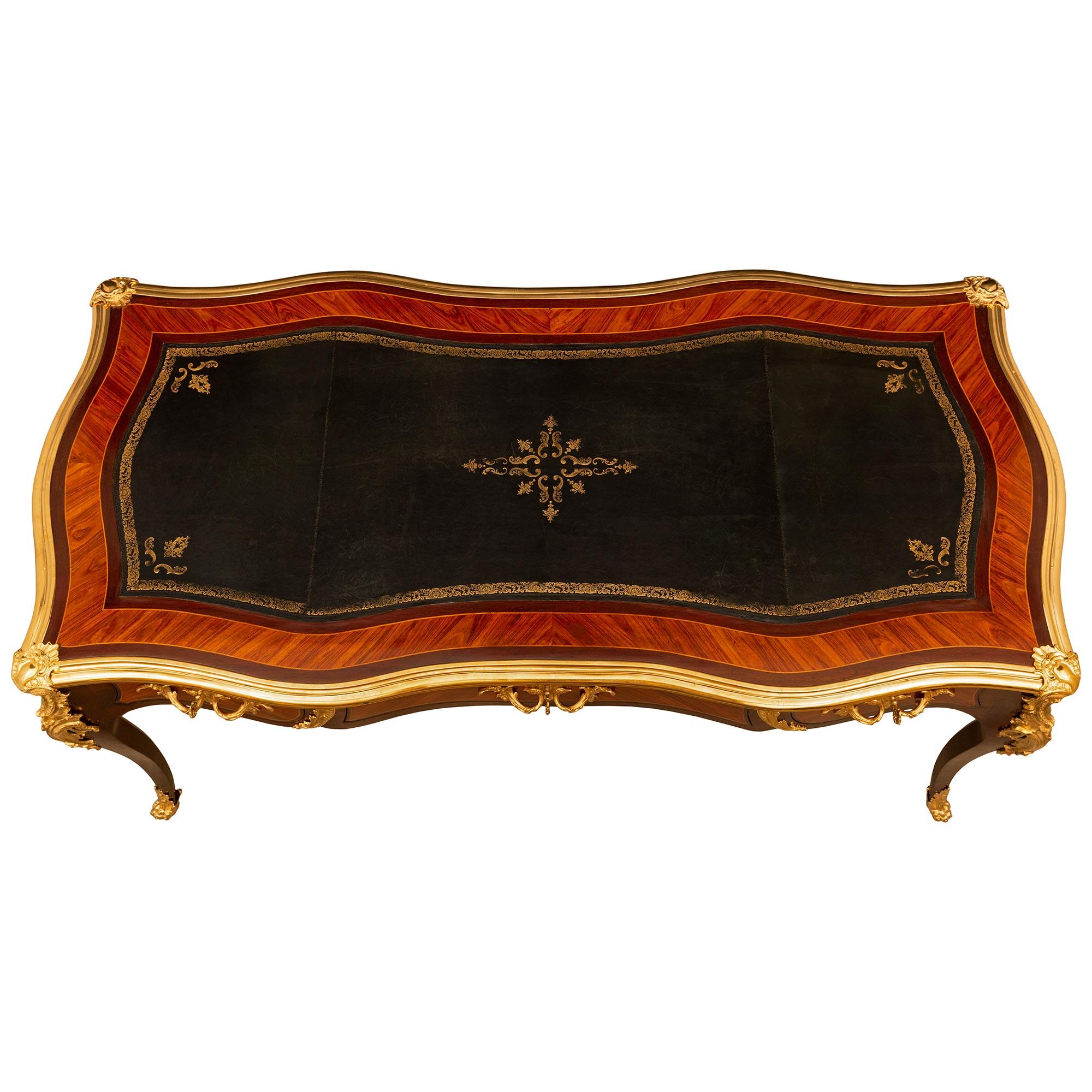 Eine beeindruckende und sehr hohe Qualität Französisch 19. Jahrhundert Louis XV st. Mahagoni, Tulipwood und Ormolu bureau plat Schreibtisch. Der Schreibtisch mit drei Schubladen steht auf eleganten Cabriole-Beinen mit hübschen, eingepassten