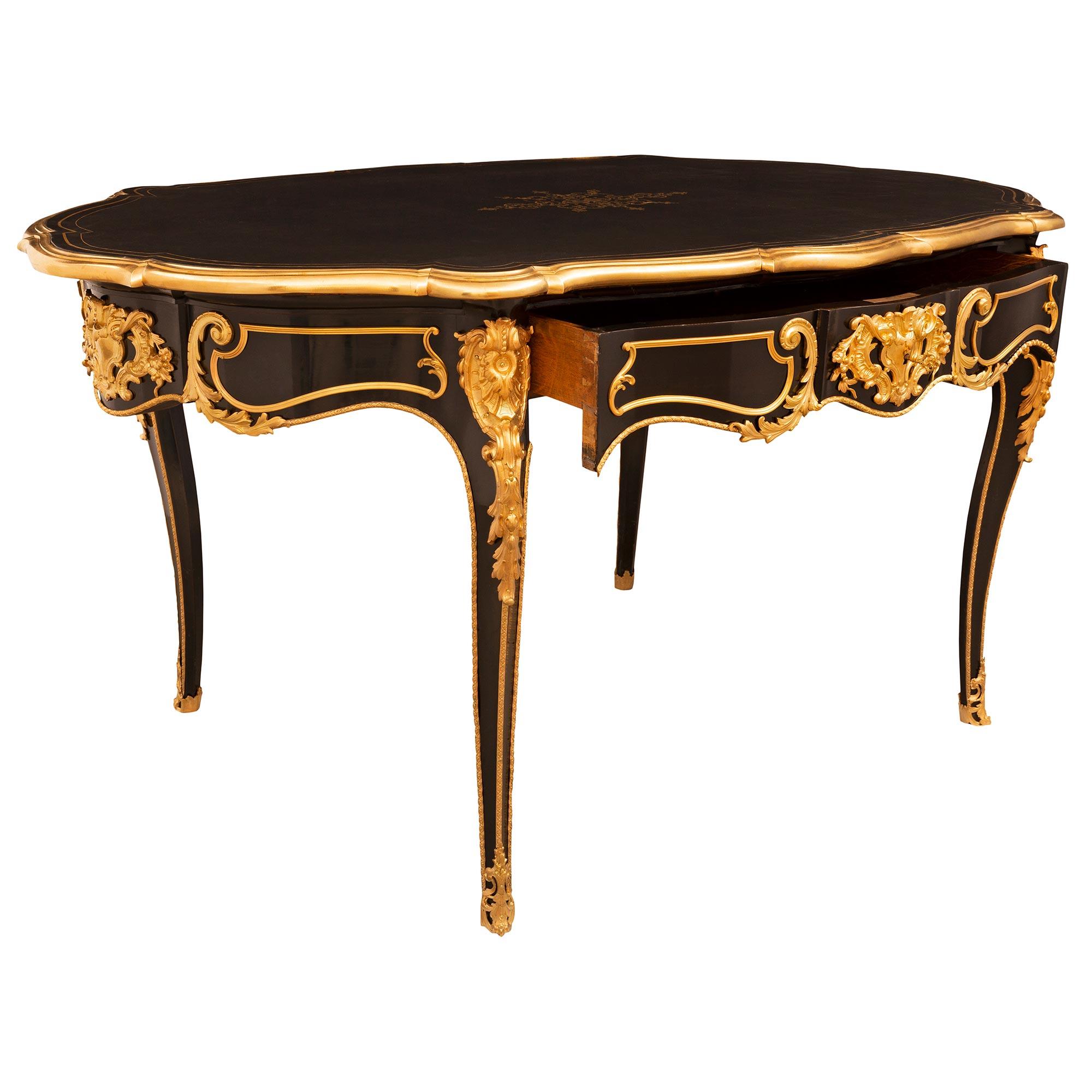 Ebenholz- und Goldbronze-Schreibtisch aus der Zeit Ludwigs XV. und Napoleons III. des 19. Jahrhunderts (Französisch) im Angebot