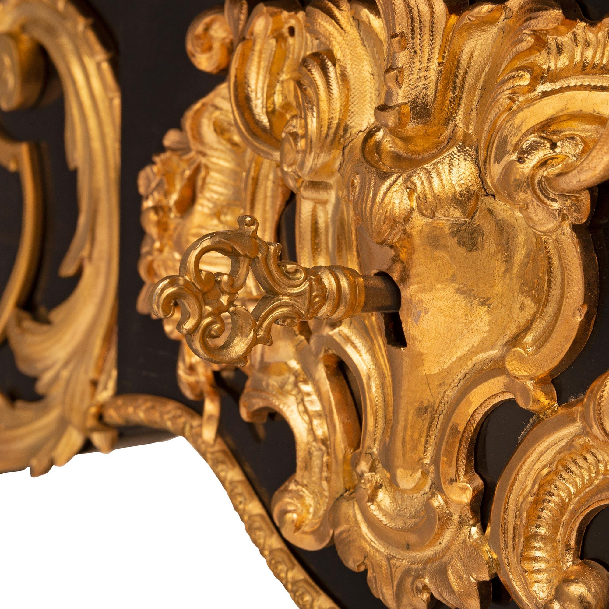 Bureau français du 19ème siècle d'époque Louis XV, style Napoléon III, en ébène et bronze doré en vente 2
