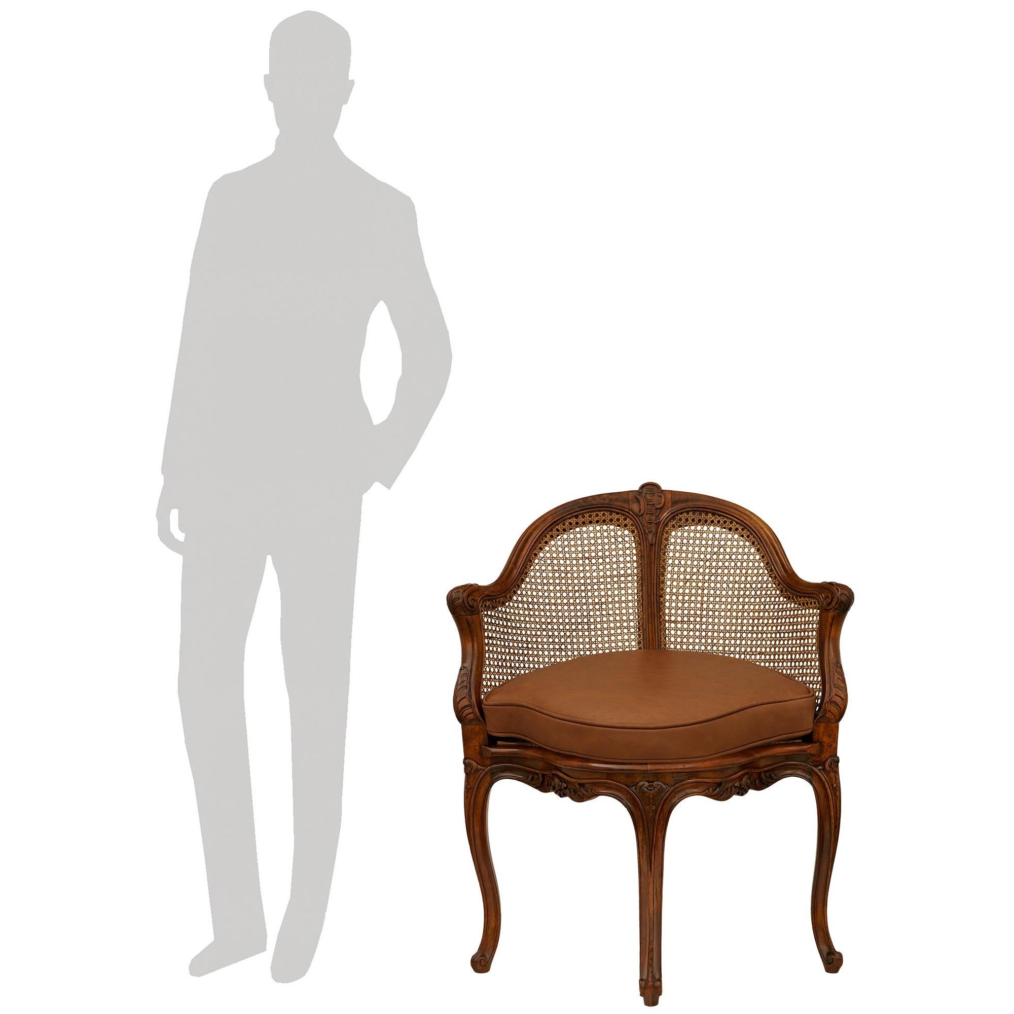 Magnifique et très décorative chaise de bureau en chêne de style Louis XV du 19e siècle. Ce magnifique fauteuil canné repose sur quatre élégants et minces pieds cabriole à motifs marbrés et pieds sculptés de feuilles d'acanthe. Chaque pied est relié