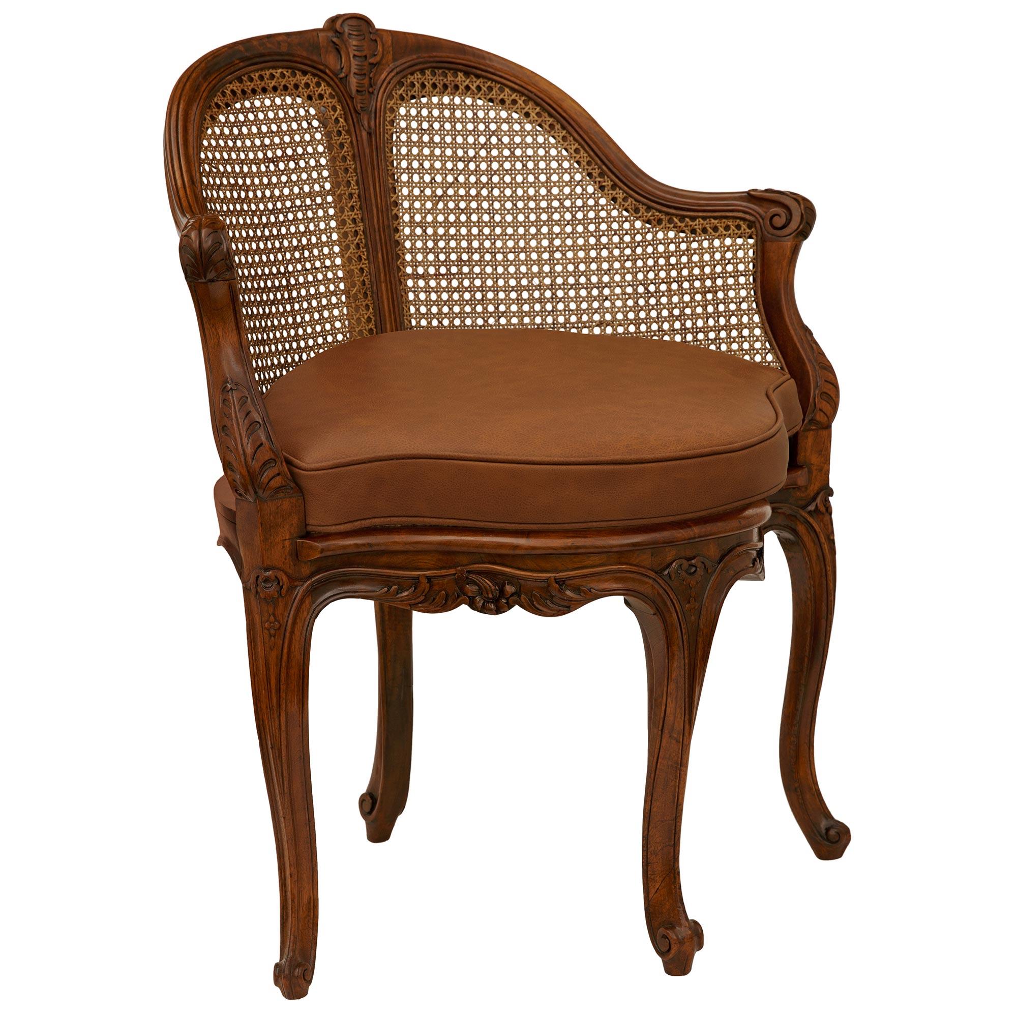 Français Fauteuil-lavabo/chaise de bureau en chêne français du XIXe siècle de style Louis XV en vente